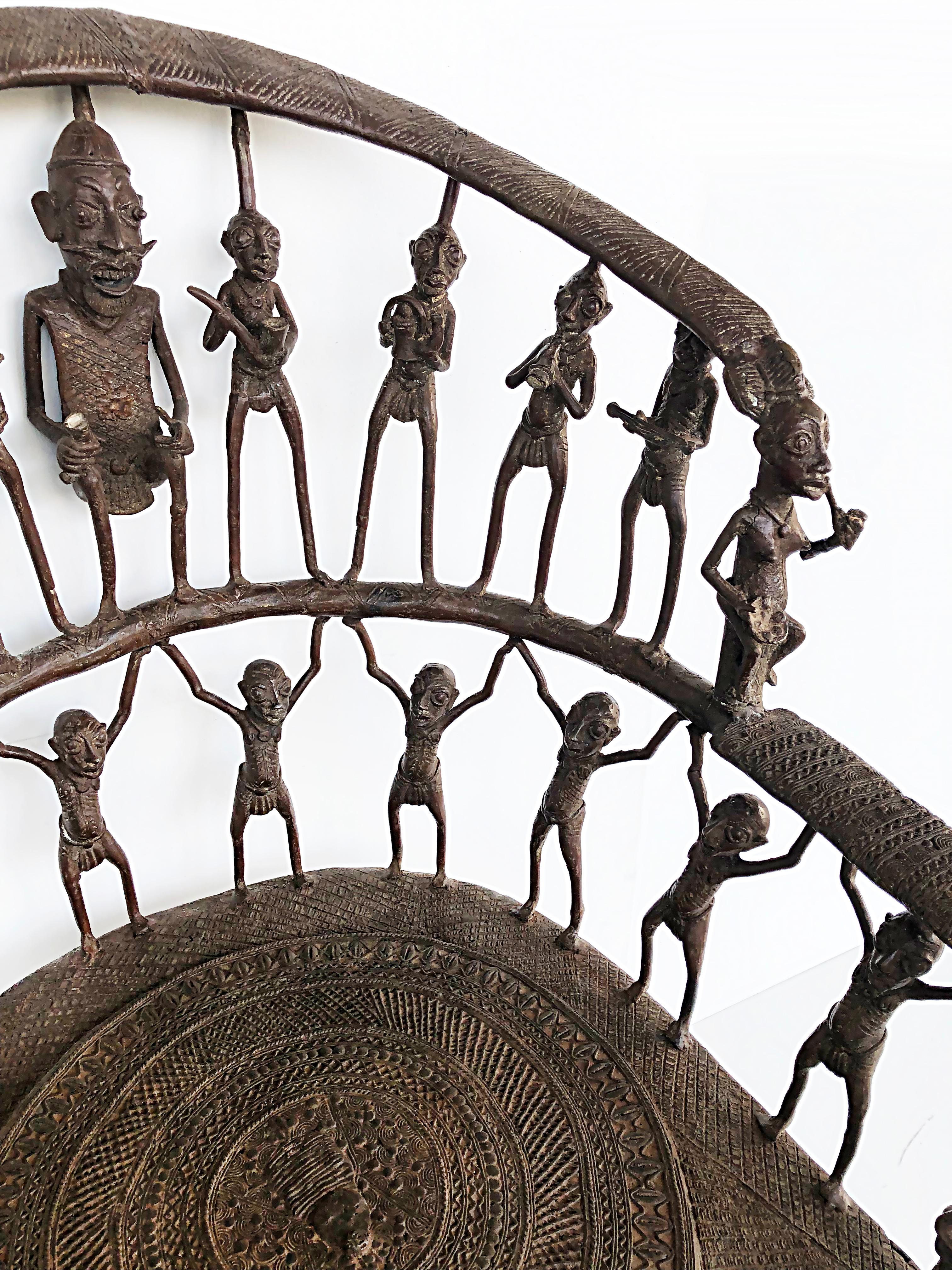 Seltener afrikanischer kameeischer figurativer Thronsessel aus Bronze, 20. Jahrhundert im Angebot 9