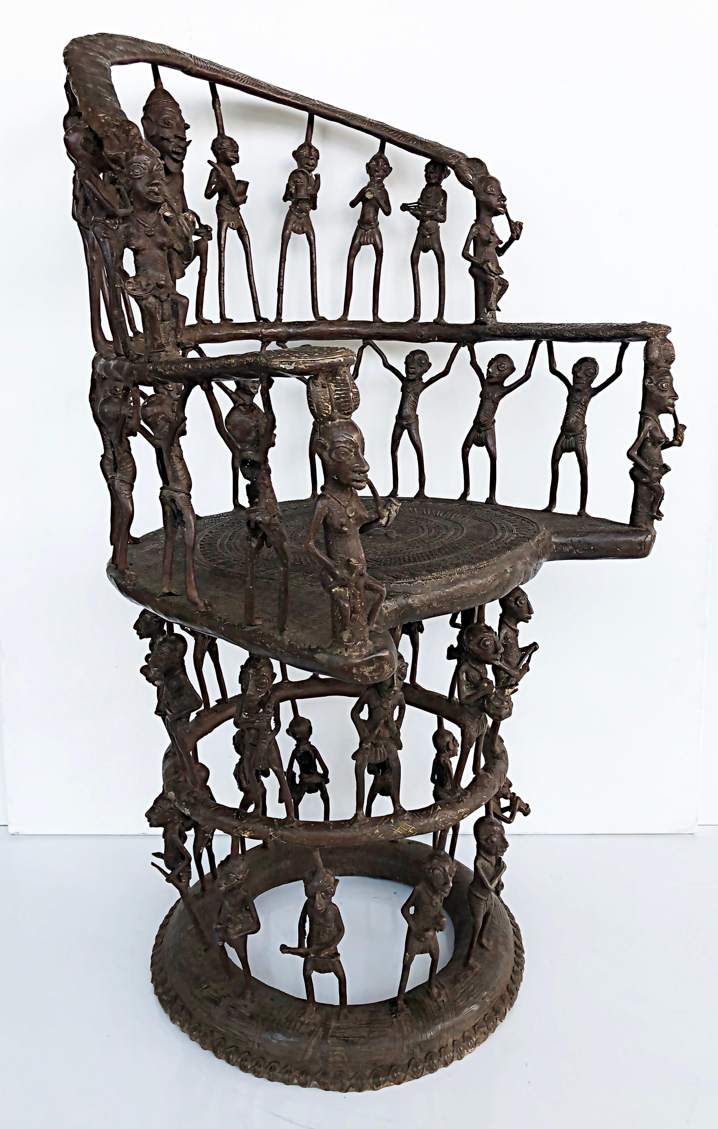 Rare chaise à trône en bronze africain du Cameroun, 20e siècle

Nous proposons à la vente une grande et rare chaise trône figurative en bronze africain provenant du Cameroun. La chaise est une création du 20e siècle d'après le style tribal. La