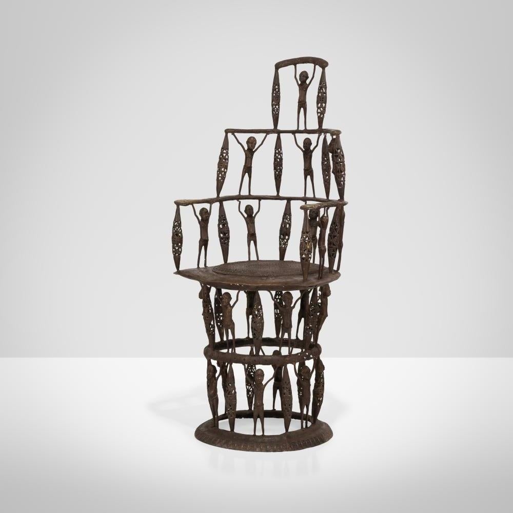 Seltener figurativer Thronsessel aus afrikanischer Bronze, 20. Jahrhundert.
Dieser Vintage-Benin-Bronzethron ist ein bemerkenswertes Beispiel für traditionelle Handwerkskunst und verkörpert das künstlerische und kulturelle Erbe des