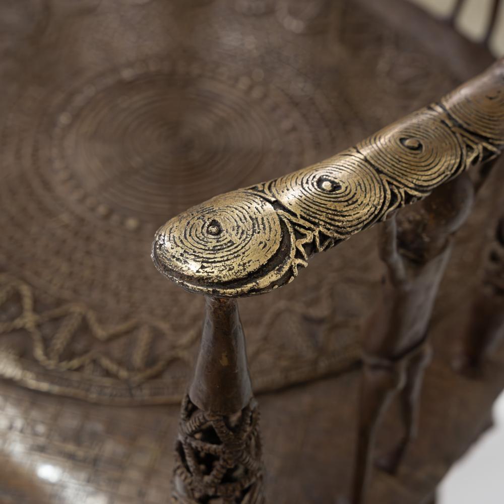 Seltener afrikanischer zeremonieller Thronsessel aus massiver Benin-Bronze mit mehreren Figuren (Stammeskunst) im Angebot