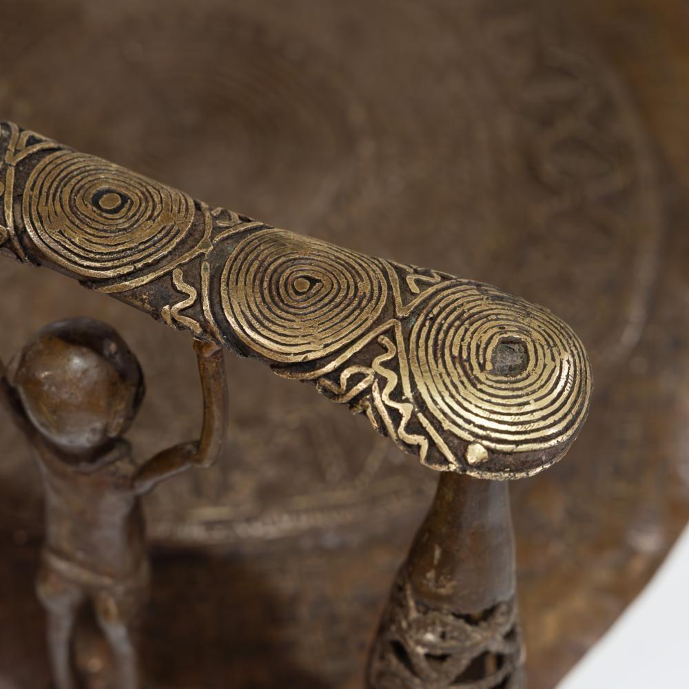 Seltener afrikanischer zeremonieller Thronsessel aus massiver Benin-Bronze mit mehreren Figuren (Afrikanisch) im Angebot