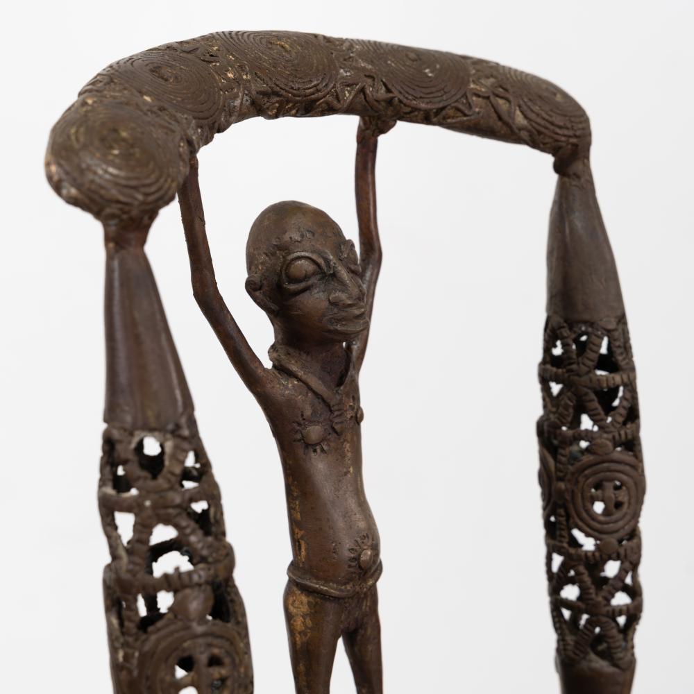 Seltener afrikanischer zeremonieller Thronsessel aus massiver Benin-Bronze mit mehreren Figuren im Zustand „Gut“ im Angebot in Bonita Springs, FL