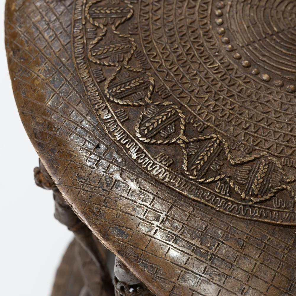 Seltener afrikanischer zeremonieller Thronsessel aus massiver Benin-Bronze mit mehreren Figuren (20. Jahrhundert) im Angebot