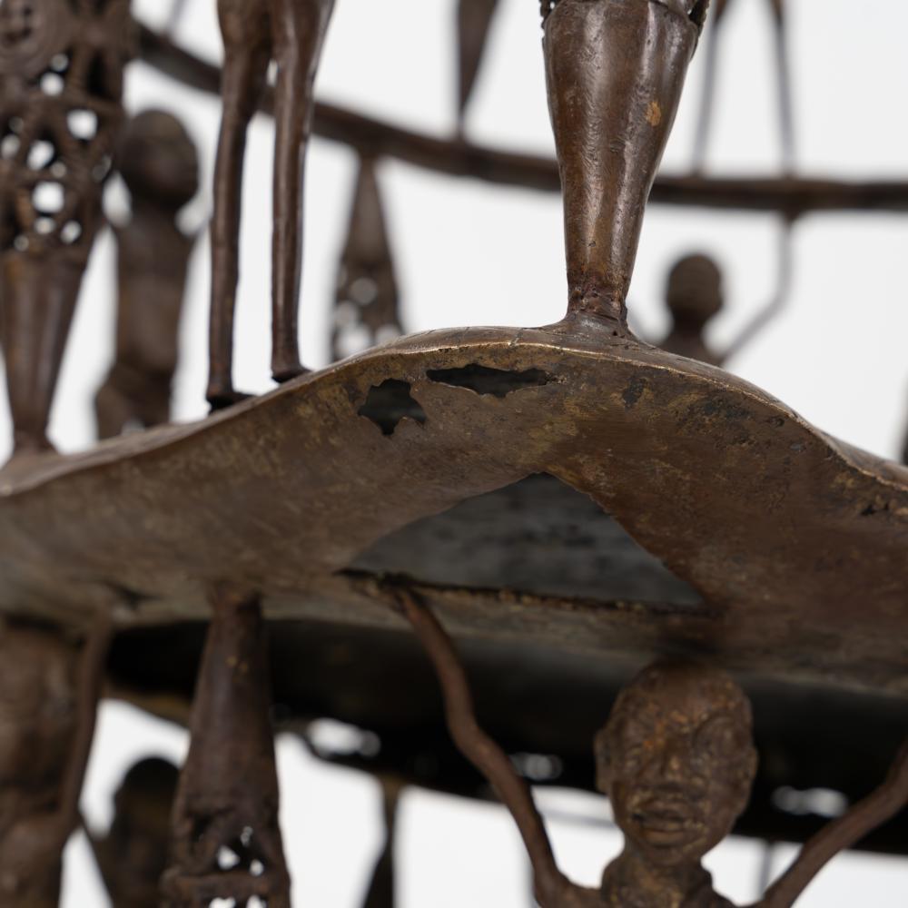 Seltener afrikanischer zeremonieller Thronsessel aus massiver Benin-Bronze mit mehreren Figuren im Angebot 1