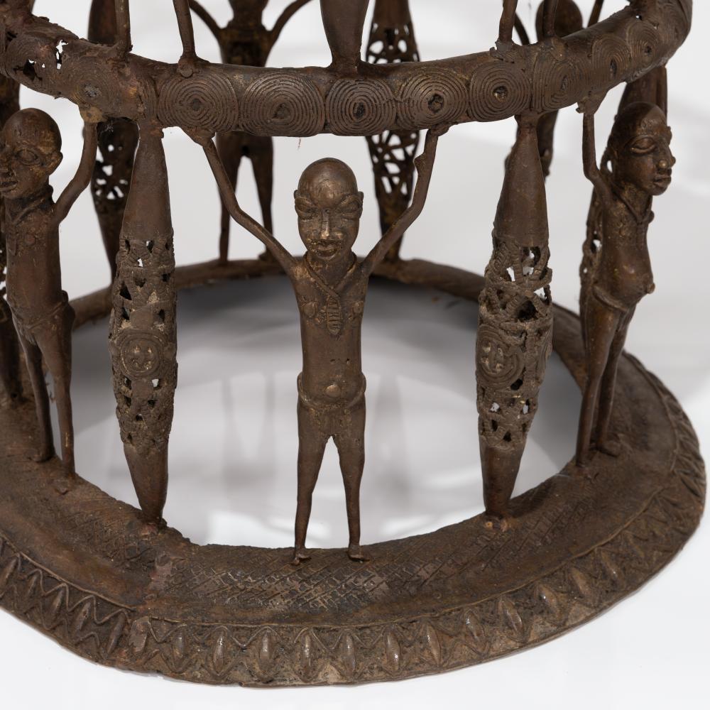 Seltener afrikanischer zeremonieller Thronsessel aus massiver Benin-Bronze mit mehreren Figuren im Angebot 2