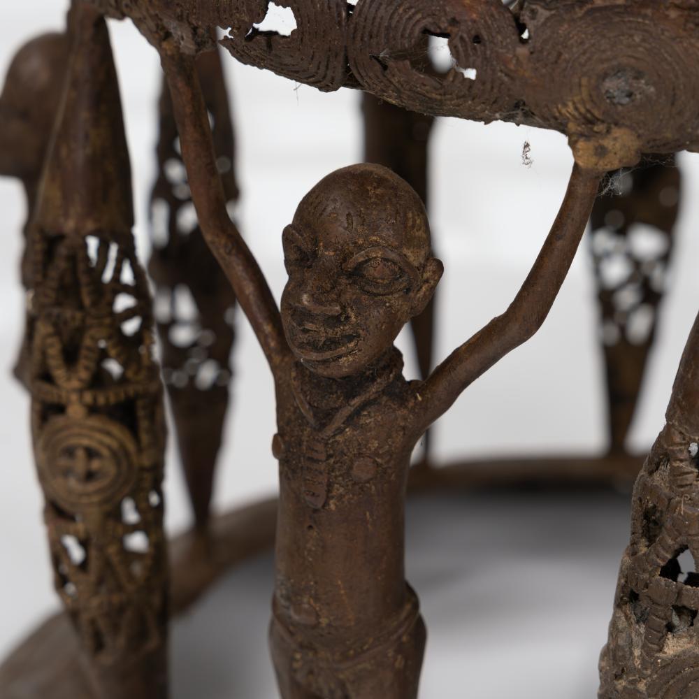 Seltener afrikanischer zeremonieller Thronsessel aus massiver Benin-Bronze mit mehreren Figuren im Angebot 3