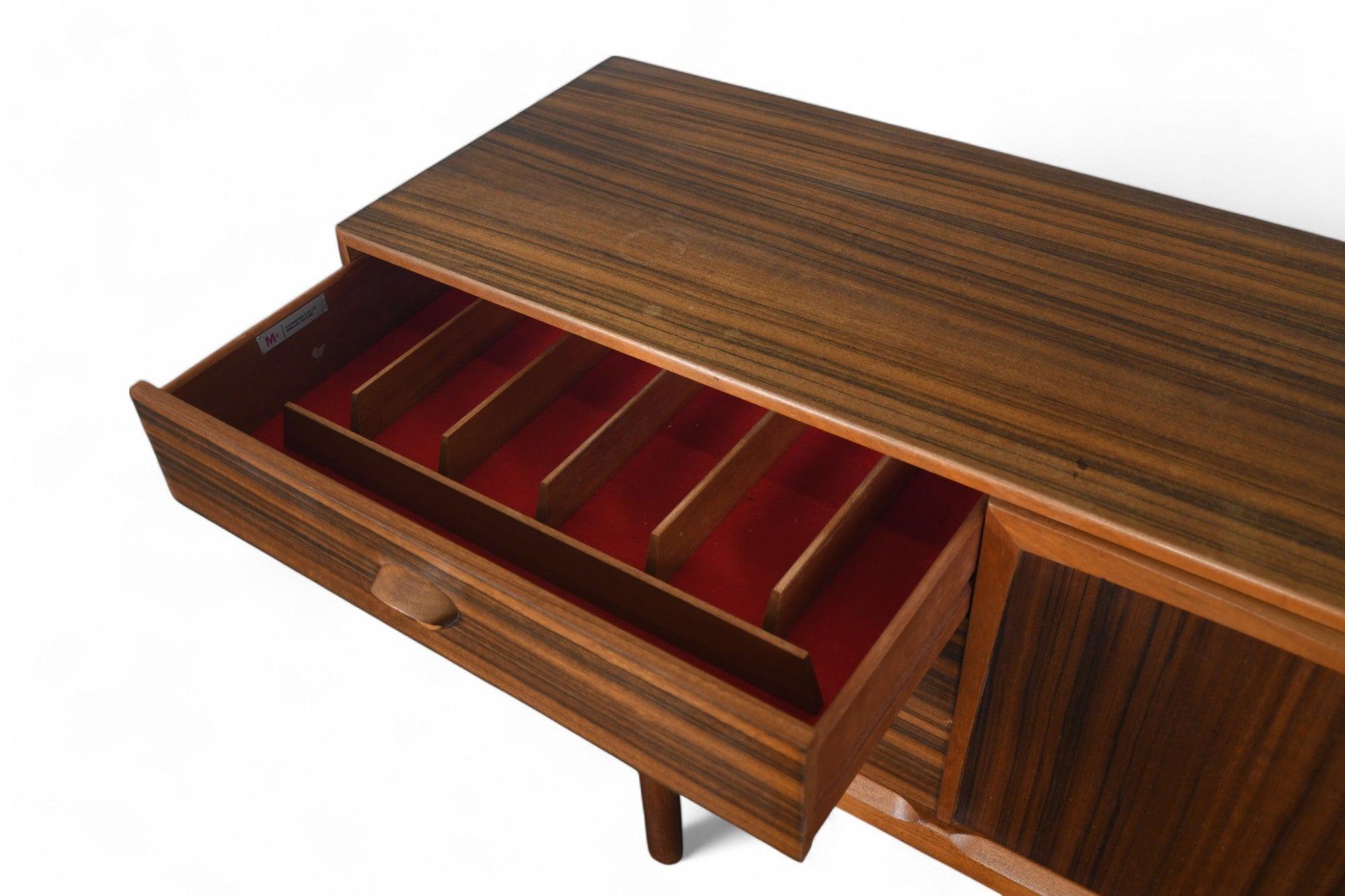 Écossais Rare a.h. Crédence McIntosh Mid Century en noyer en vente