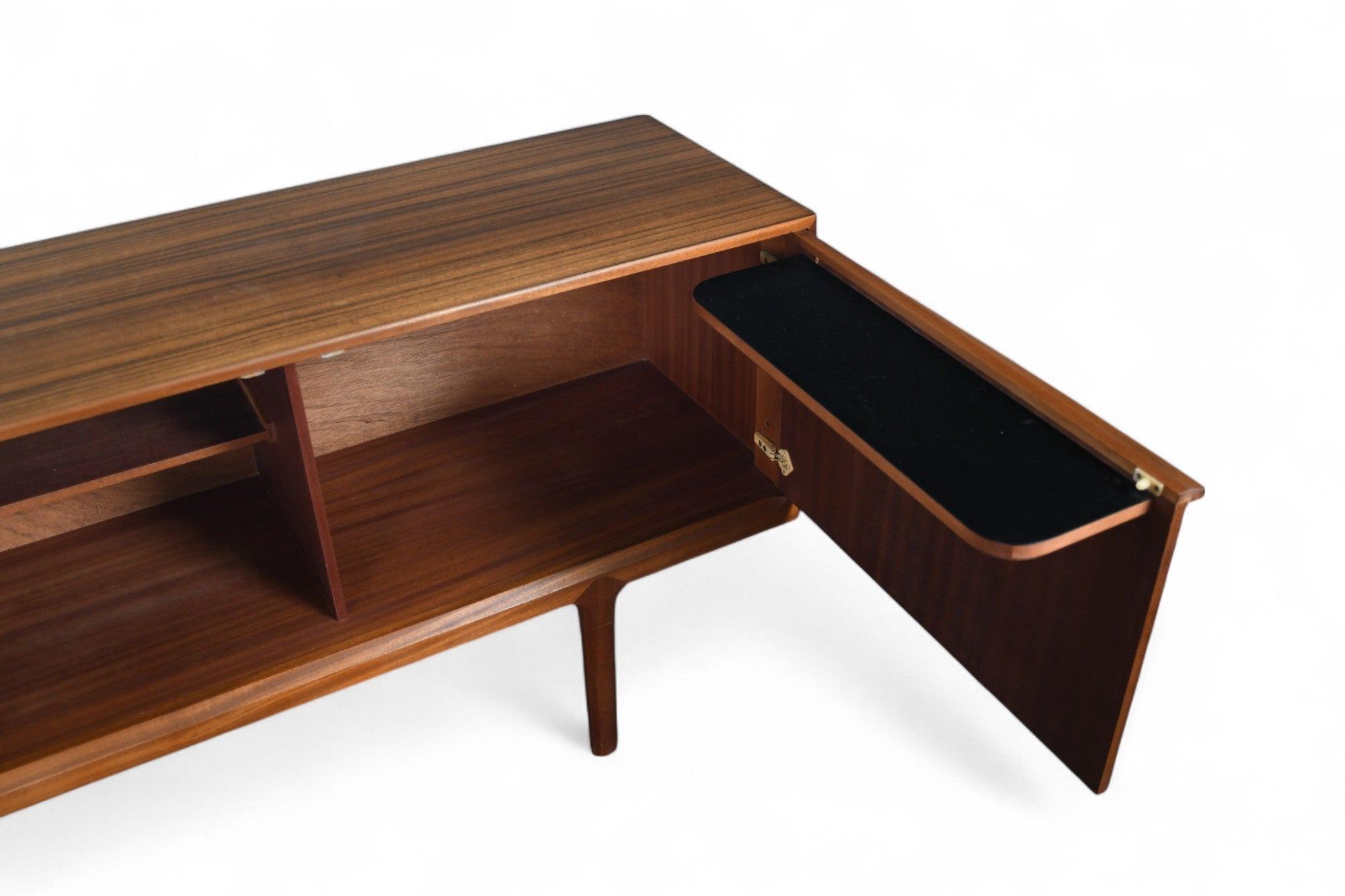 Noyer Rare a.h. Crédence McIntosh Mid Century en noyer en vente