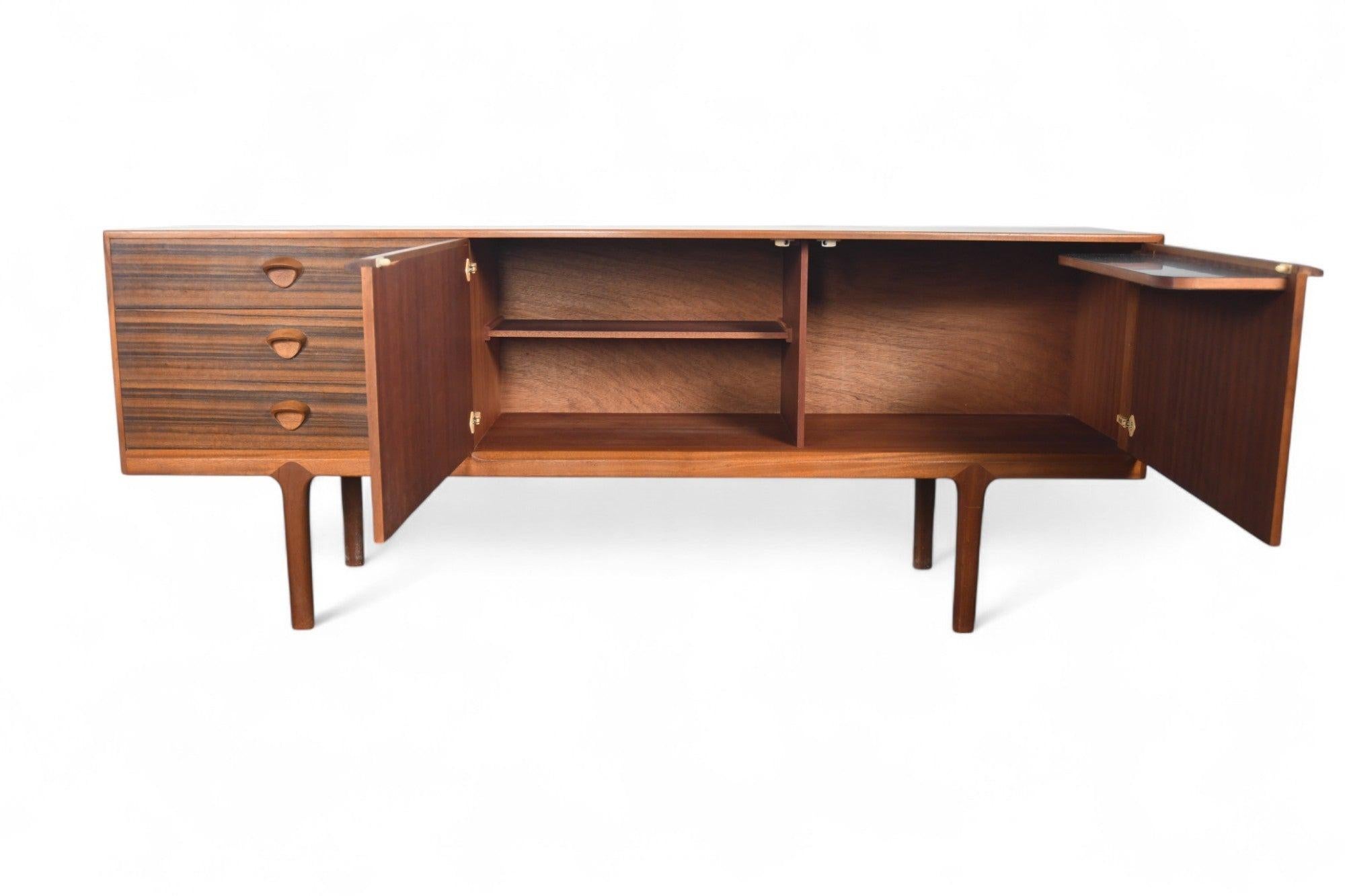 Rare a.h. Crédence McIntosh Mid Century en noyer en vente 1