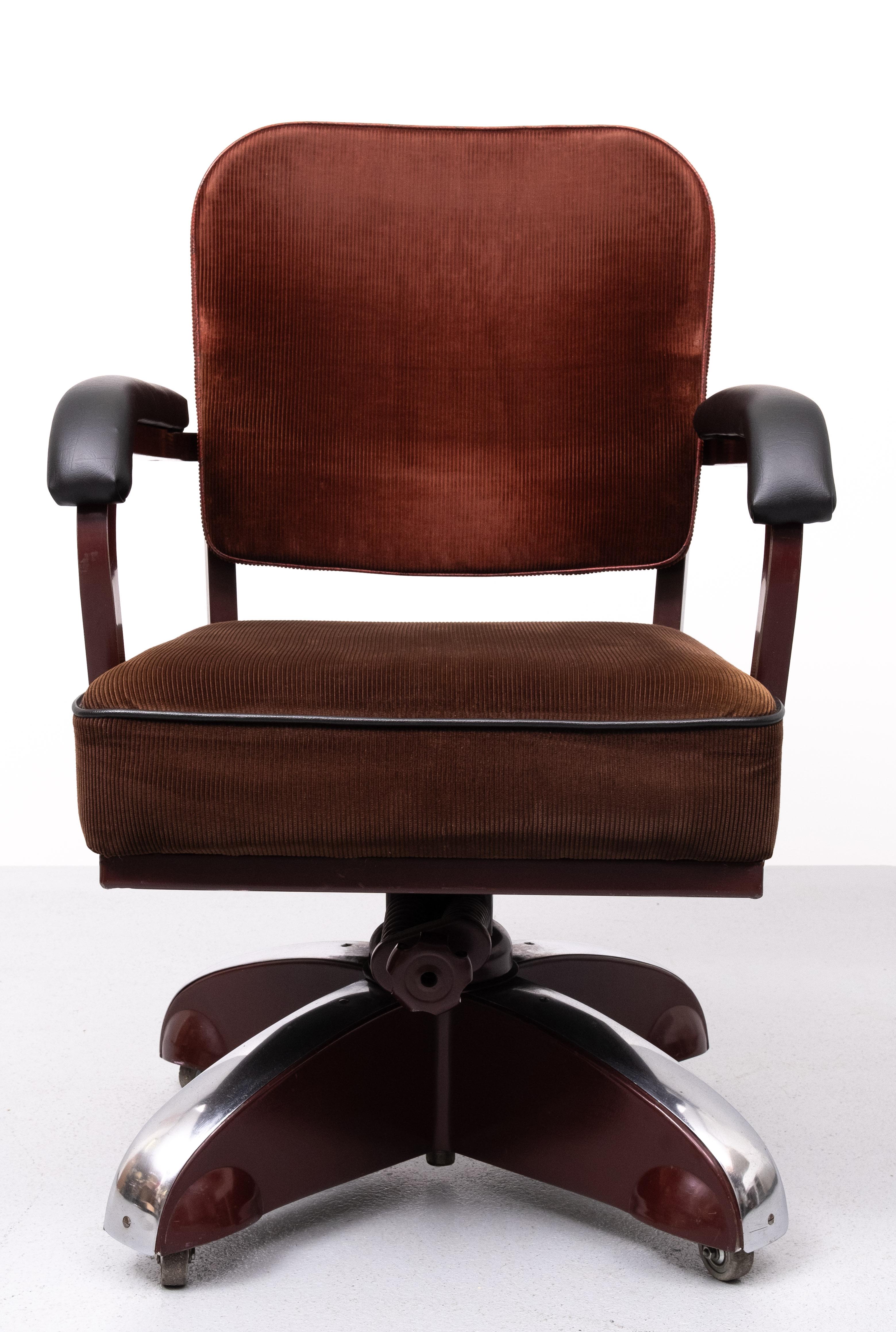 Handsome Ahrend de Cirkel model ''KIngpin'' red corduroy rolling office chair with on burgundy enameled meal frame with black leather arm rests and chrome accents. In original condition with moderate wear consistent with age and use.  Turntable and