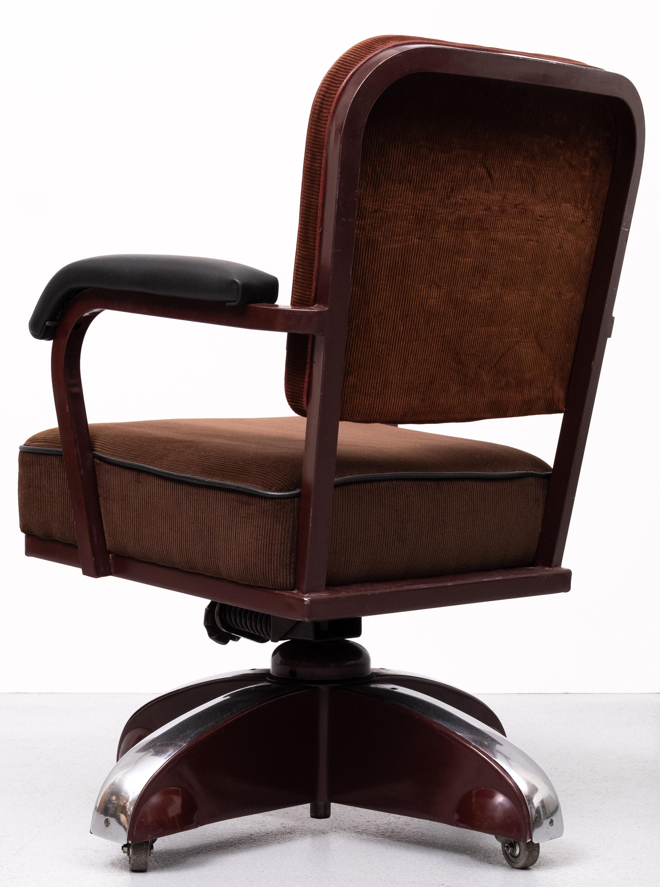 Dutch Rare Ahrend de Cirkel Burgundy Swivel Rolling Office Chair  1930s  For Sale