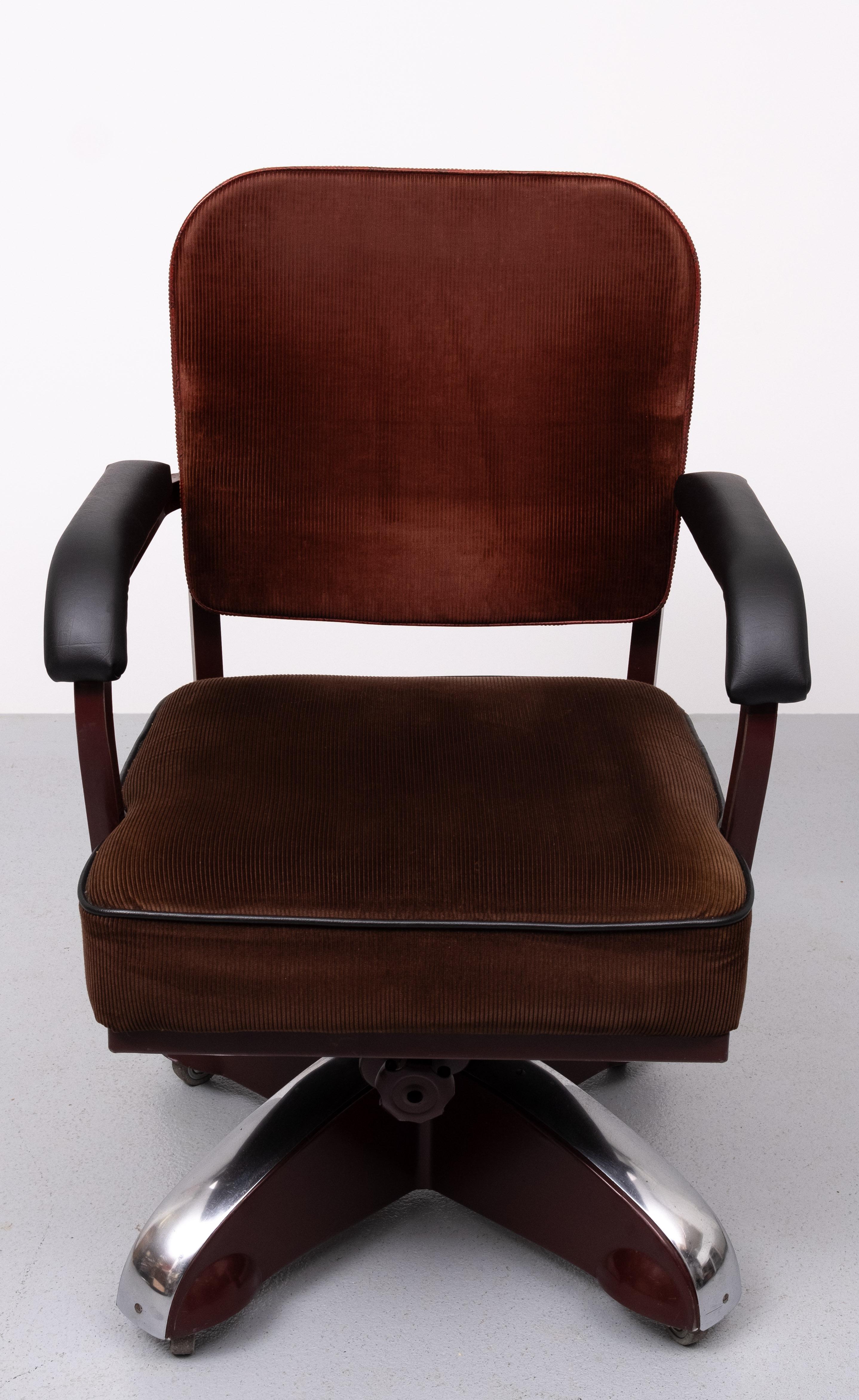 Rare Ahrend de Cirkel Burgundy Swivel Rolling Office Chair  1930s  For Sale 1