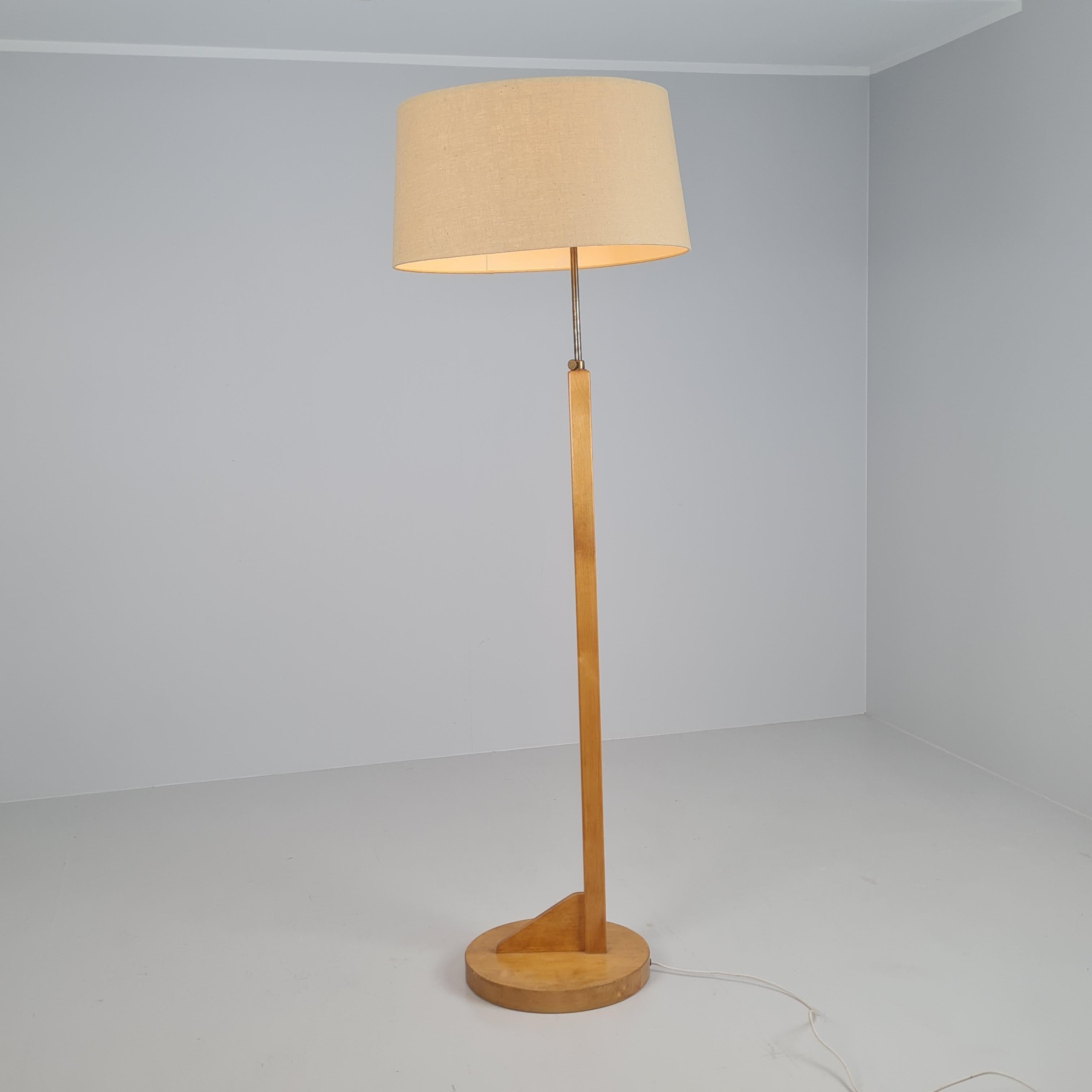 Rara lámpara de pie Aino Aalto Modelo 806A de abedul y lino, Taito Oy Años 30 en venta 6