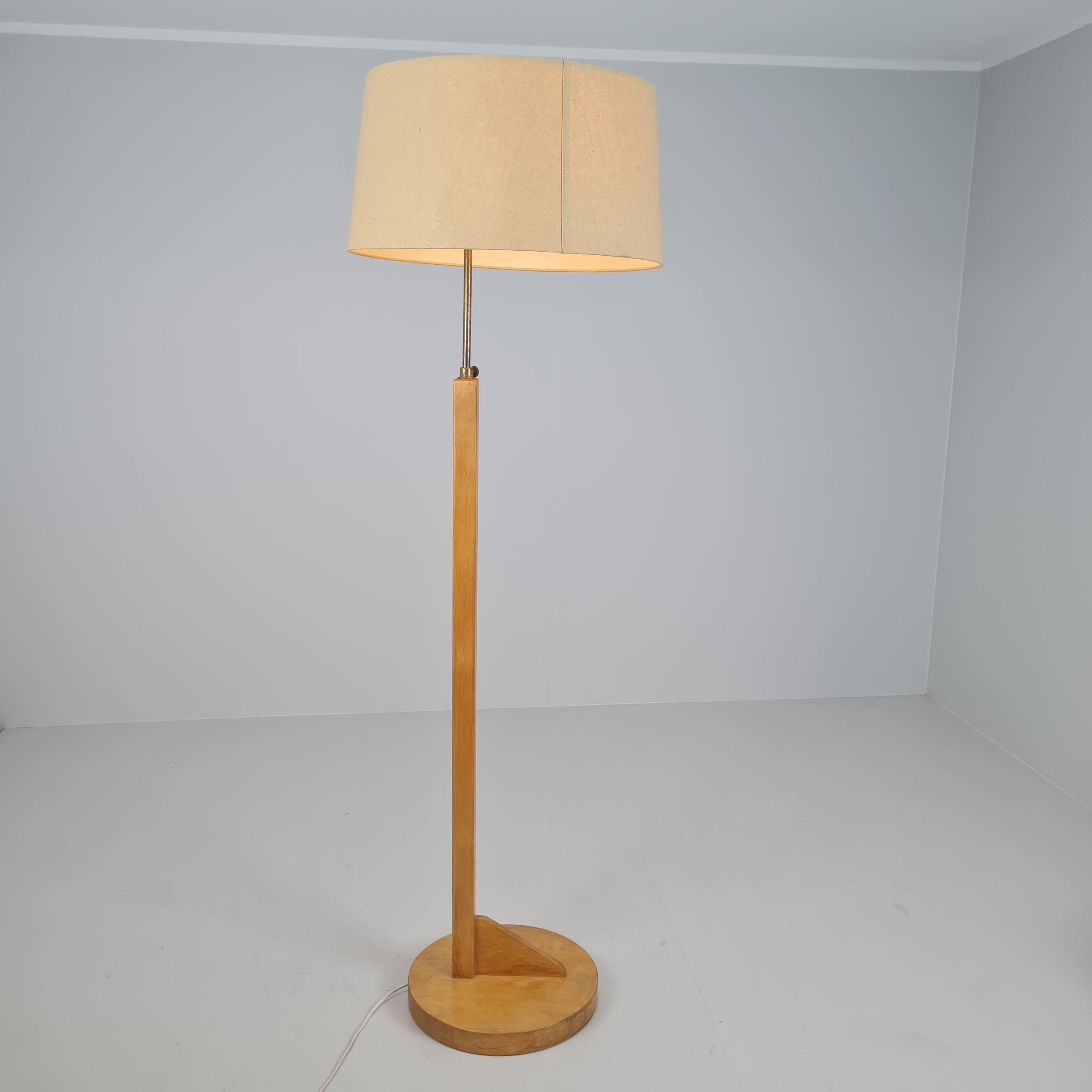 Rara lámpara de pie Aino Aalto Modelo 806A de abedul y lino, Taito Oy Años 30 en venta 7