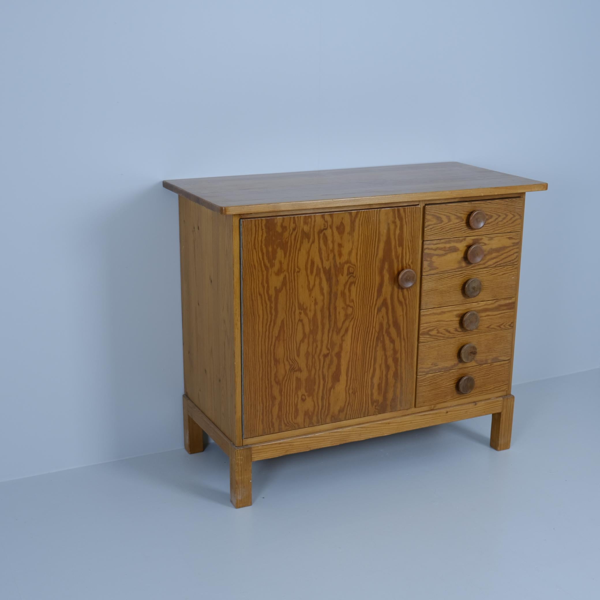 Questo mobile è estremamente raro e sicuramente ricercato dai collezionisti di Aalto. Con il timbro originale, Aalto Design, Artek, questo pezzo è degli anni '40. Anche se gli Aalto+Aalto utilizzavano principalmente la betulla per i loro mobili,