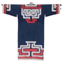 Rare robe Ainu en coton marine avec de larges bandes géométriques appliquées, Japon