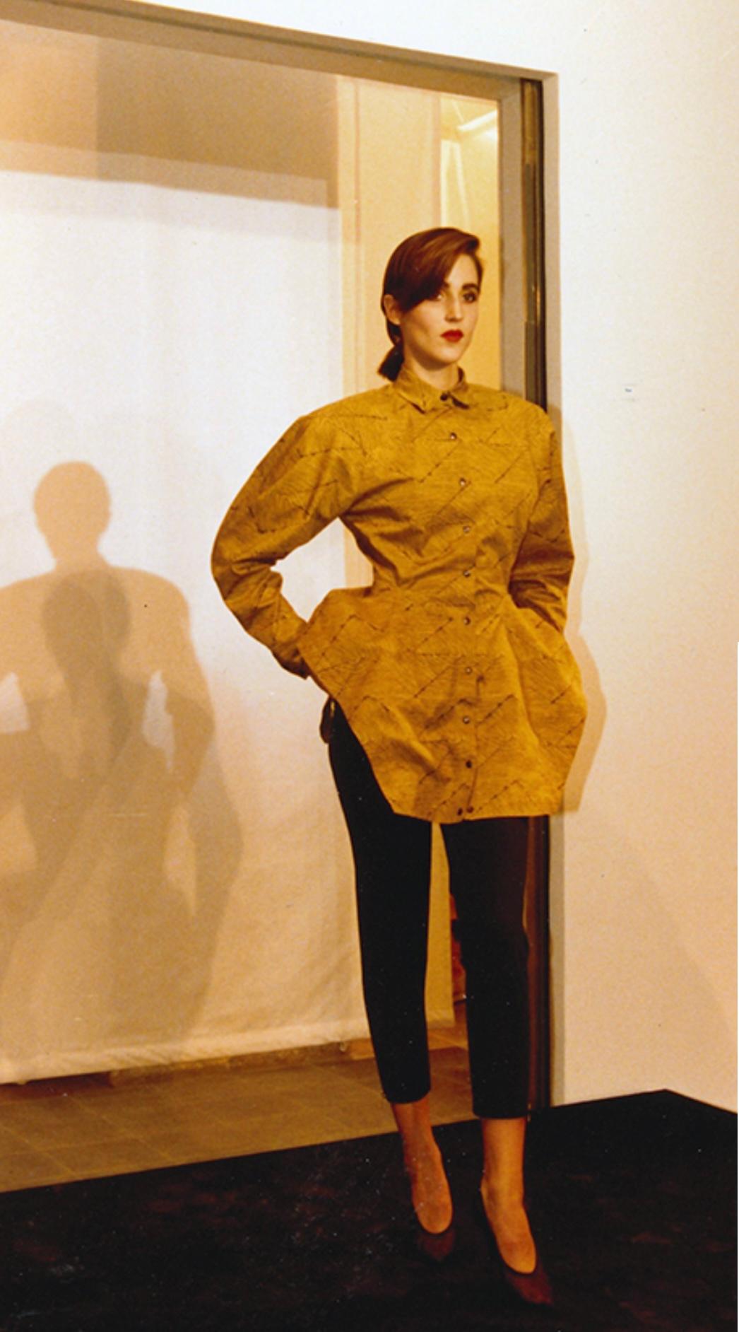 From one of Azzedine's early collections, this 80s Alaïa dress encapsulates his soft yet sculptural approach to design.
Made from cotton reinforced with internal boning at the back (waist level), it features a cinched waist before flaring to a full