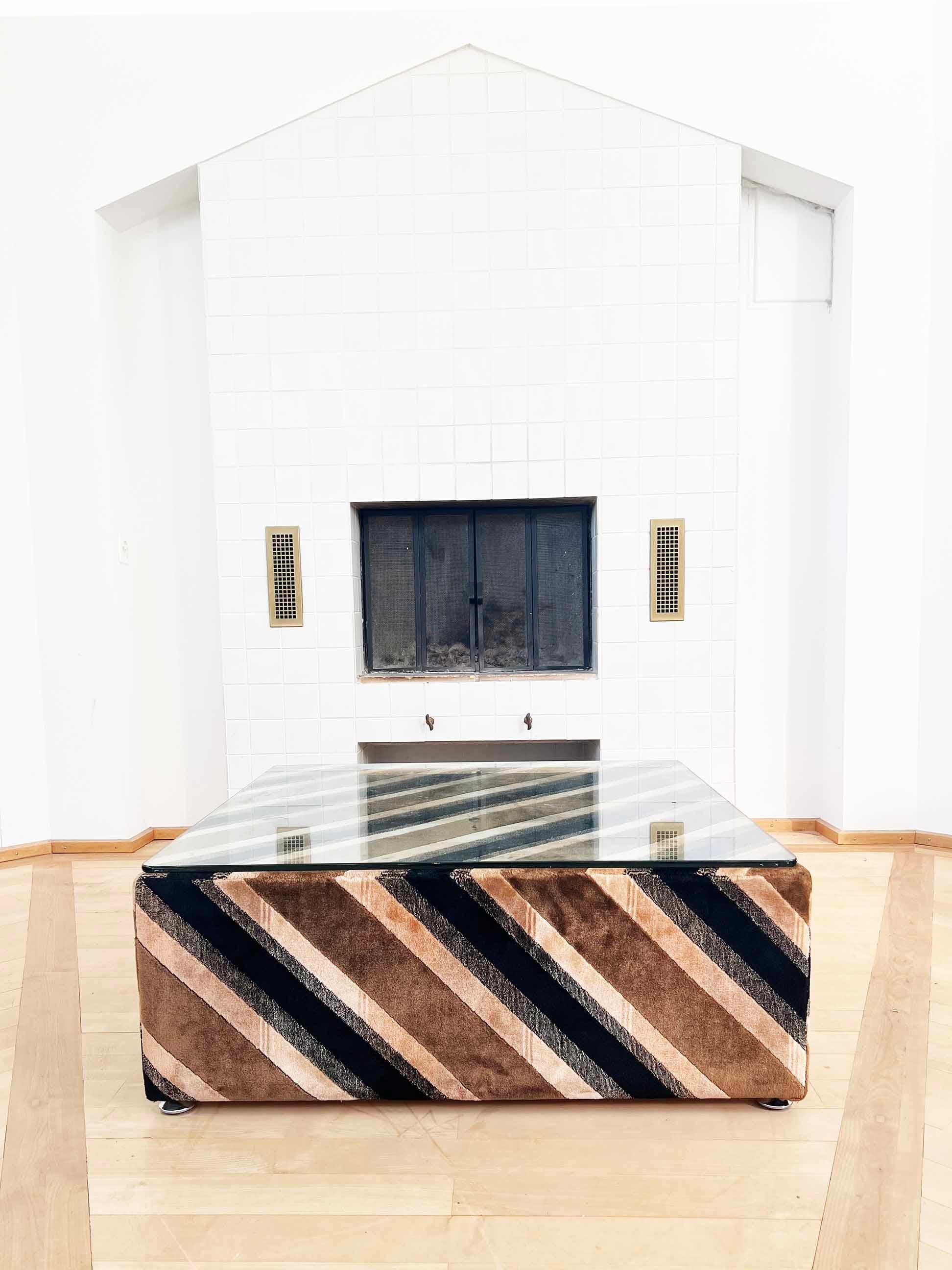 RARO Alberto Rosselli Geometric Coffee Cocktail Table Velvet Saporiti Italy 70s Moderno de mediados de siglo en venta