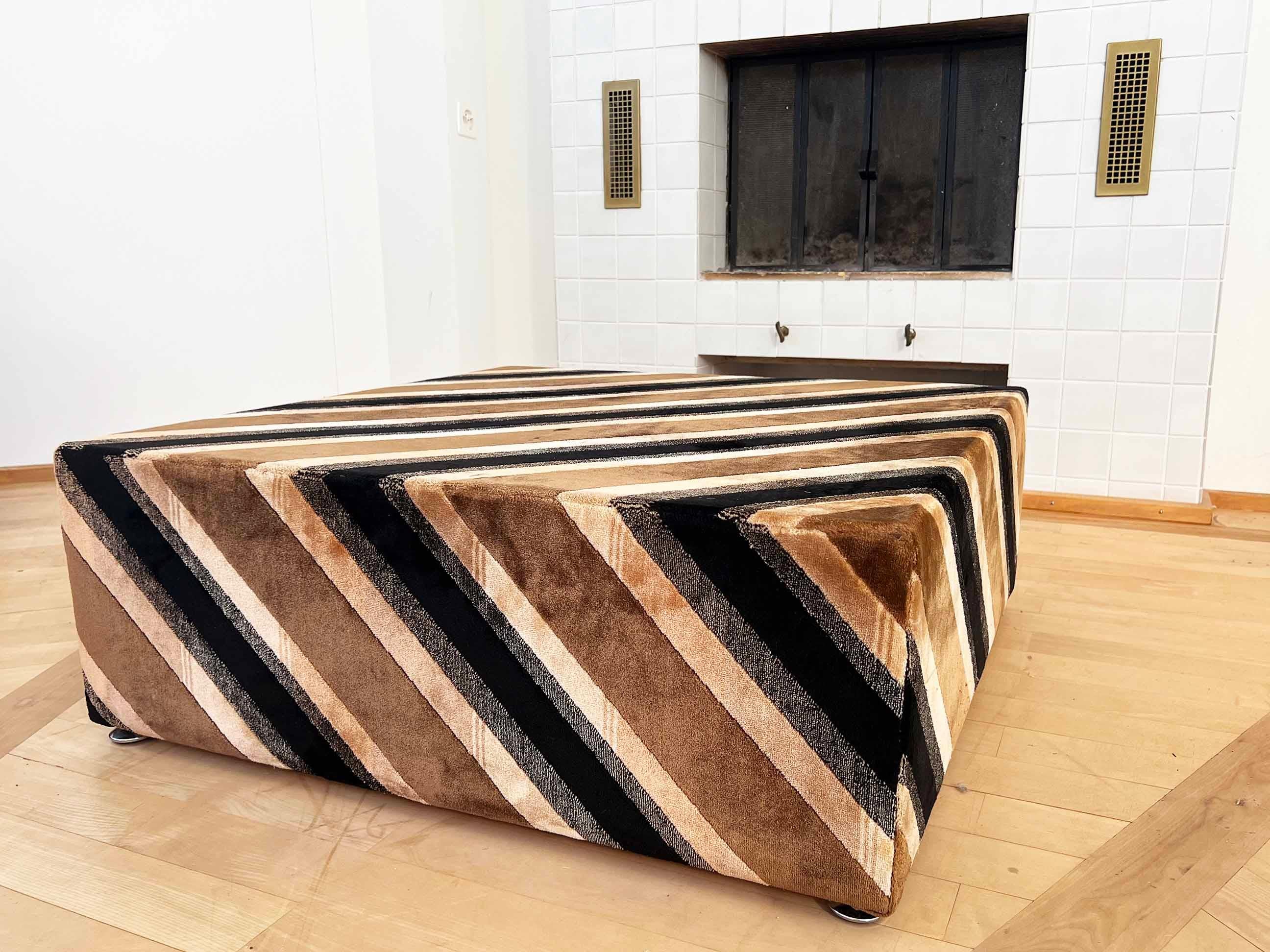 RARO Alberto Rosselli Geometric Coffee Cocktail Table Velvet Saporiti Italy 70s en Bueno estado para la venta en Basel, BS
