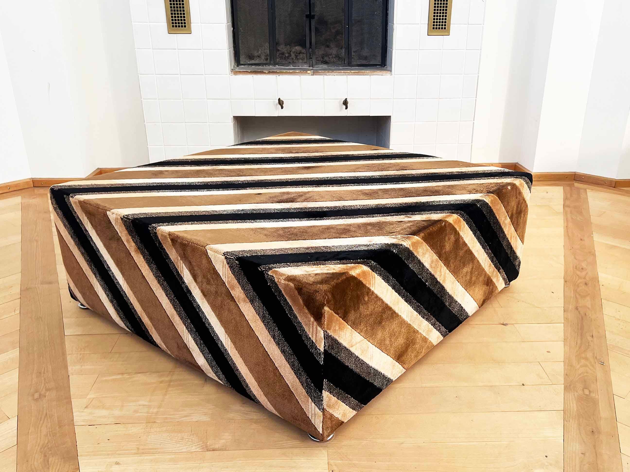 RARO Alberto Rosselli Geometric Coffee Cocktail Table Velvet Saporiti Italy 70s finales del siglo XX en venta