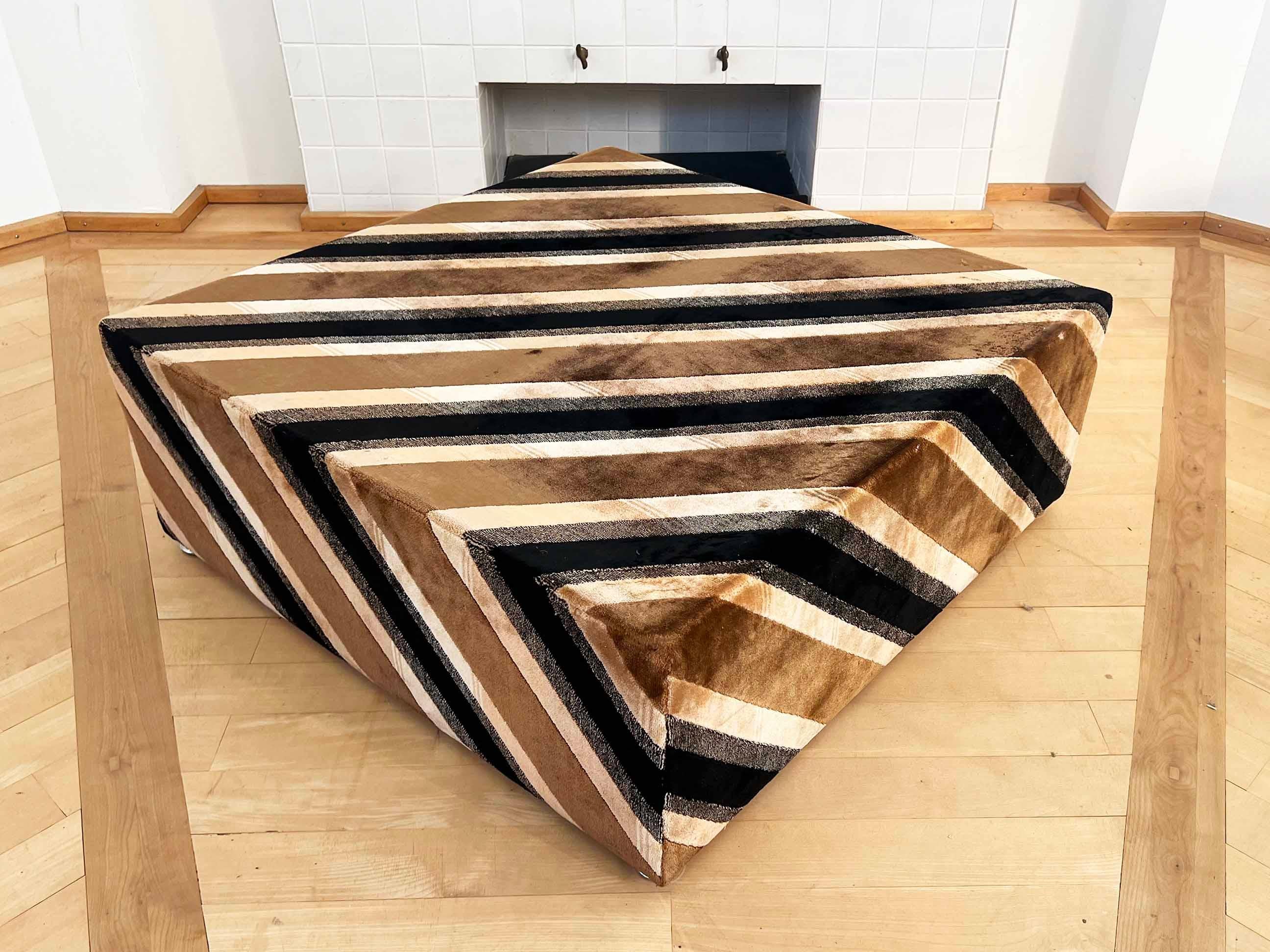 RARO Alberto Rosselli Geometric Coffee Cocktail Table Velvet Saporiti Italy 70s Terciopelo en venta