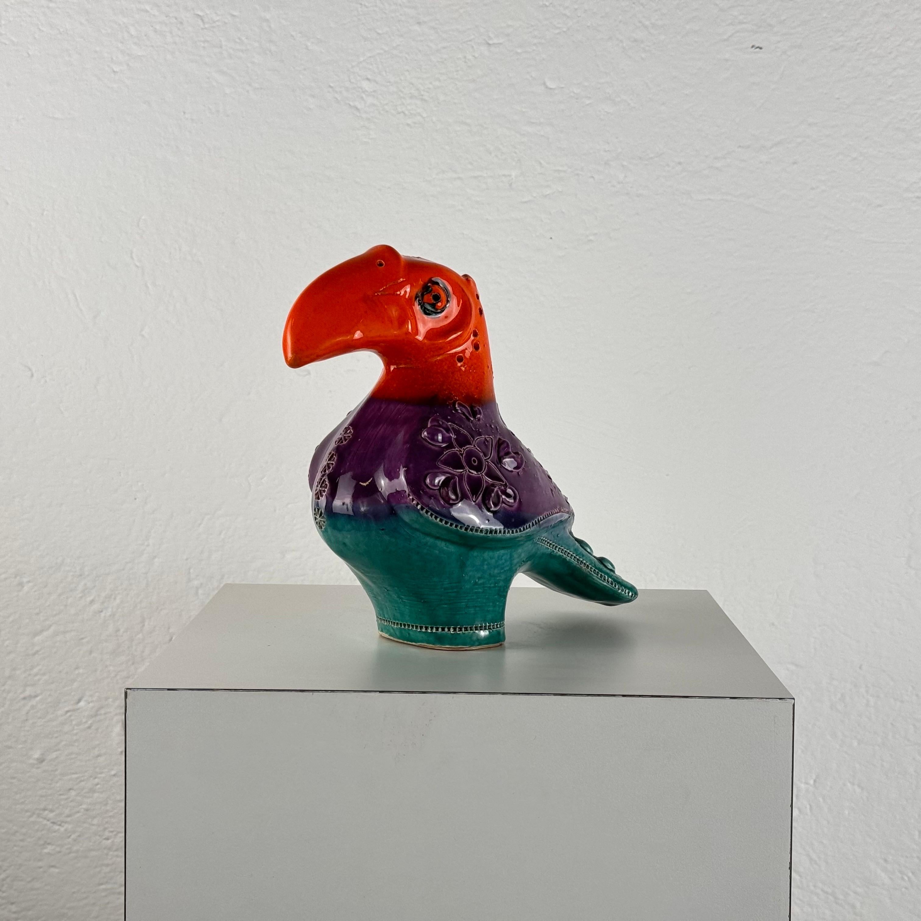 Questa eccezionale scultura in ceramica Tucano di Aldo Londi per Bitossi, realizzata negli anni '70, è un raro pezzo da collezione che va oltre le iconiche tonalità di blu tipiche di Bitossi. Caratterizzato da una tavolozza unica e audace di