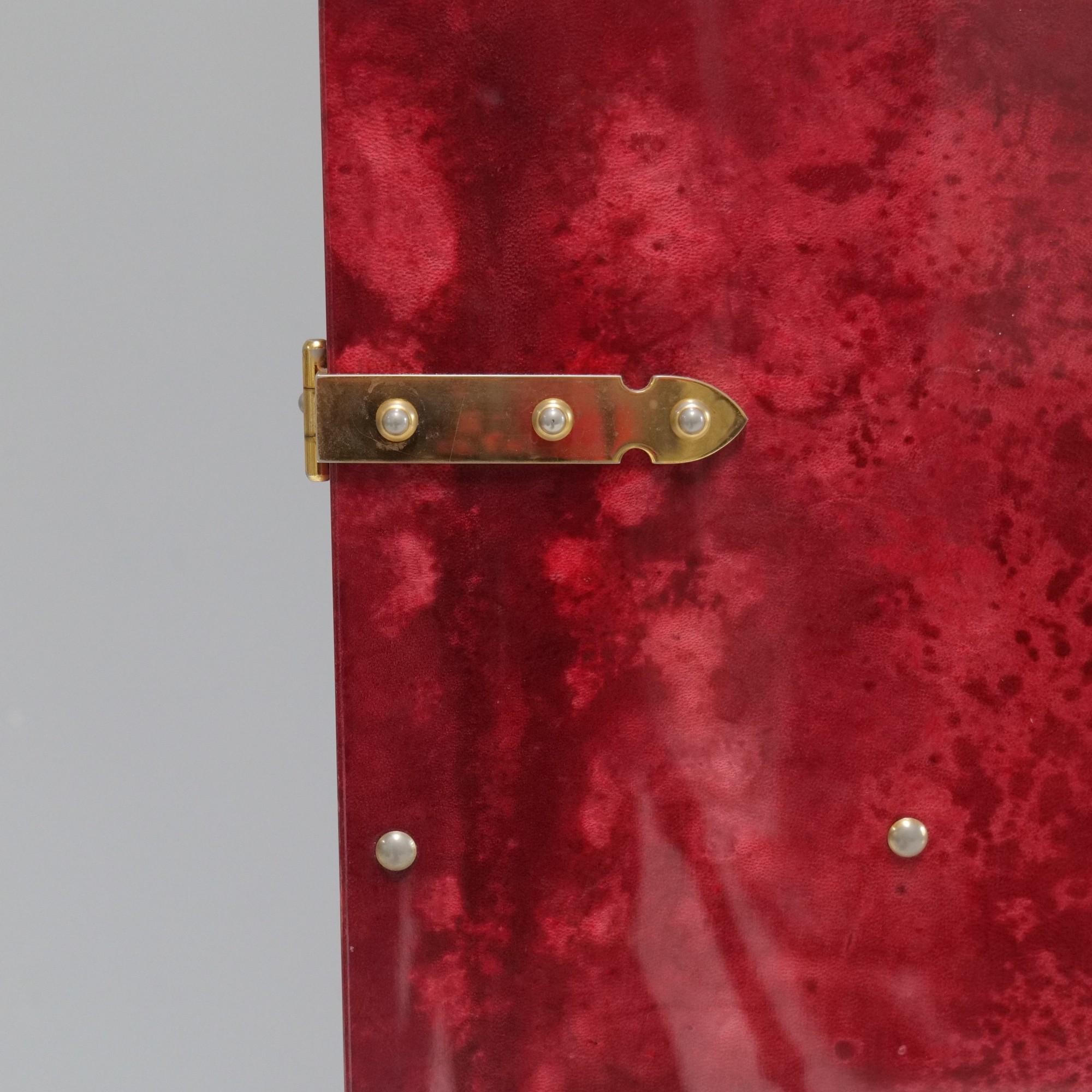 - raro mueble bar de Aldo Tura
- firmado al dorso
- buen estado vintage con signos de uso
- acabado lacado rojo brillante y vibrante
- versión rara con patas rectas
