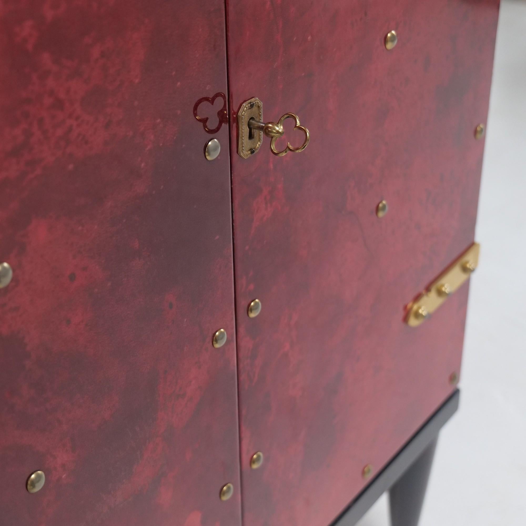 Raro mueble bar Aldo Tura con Parchemin rojo Barroco en venta