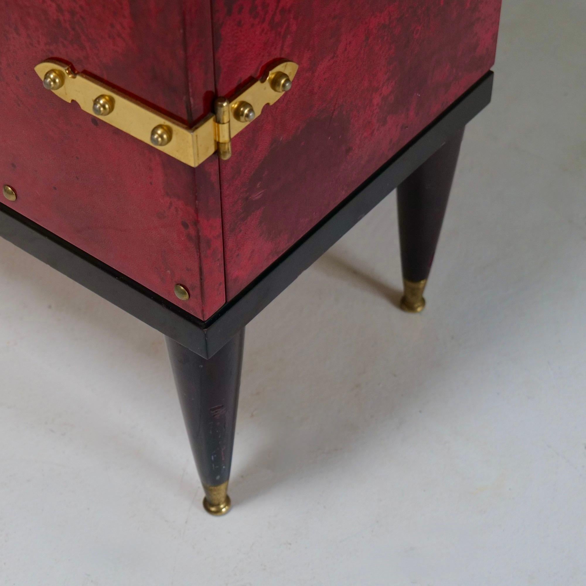Raro mueble bar Aldo Tura con Parchemin rojo Lacado en venta