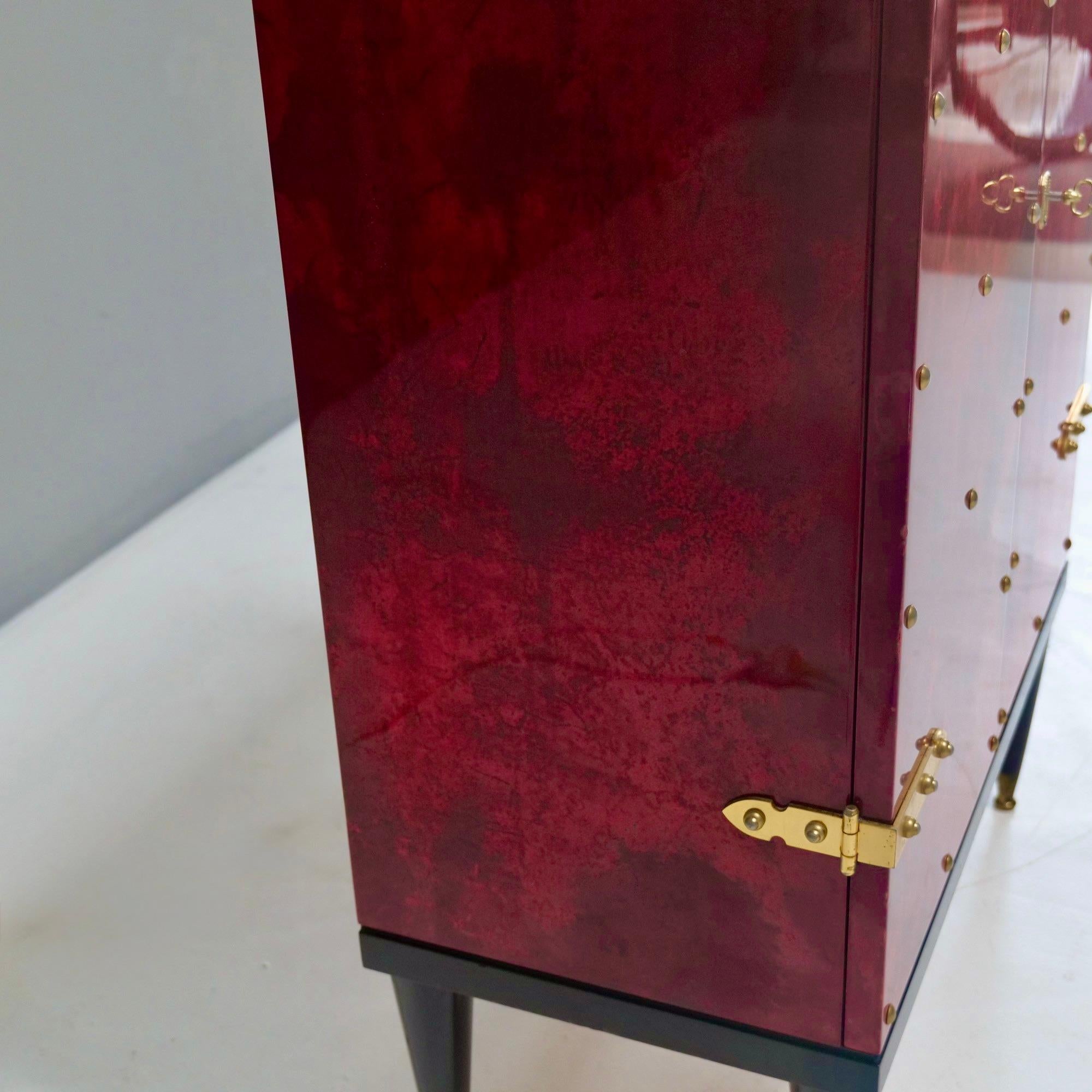 Raro mueble bar Aldo Tura con Parchemin rojo mediados del siglo XX en venta