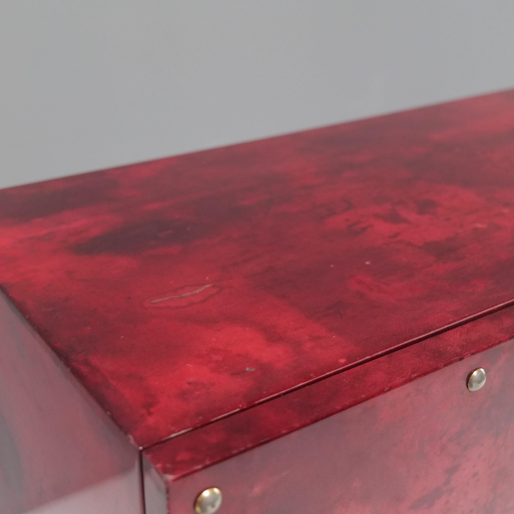 Raro mueble bar Aldo Tura con Parchemin rojo Piel de cabra en venta