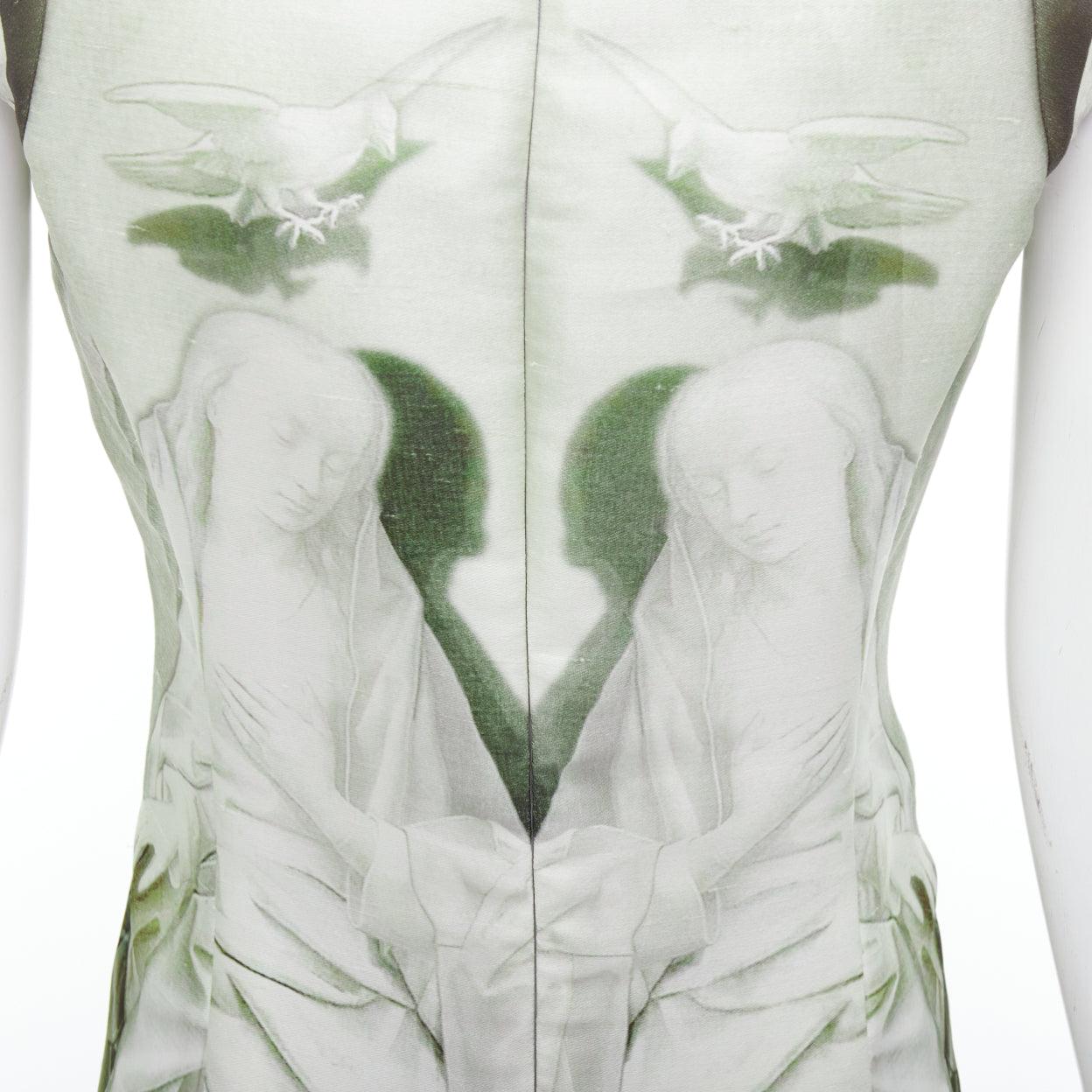 rare ALEXANDER MCQUEEN 2010 Anges Démons Portinari Altarpiece 'Å£ print organza gown dress IT38 XS
Référence : MAEA/A00005
Marque : Alexander McQueen
Designer : Alexander McQueen
Collectional : Automne Hiver 2010 Anges Démons - Défilé
Tel que vu sur