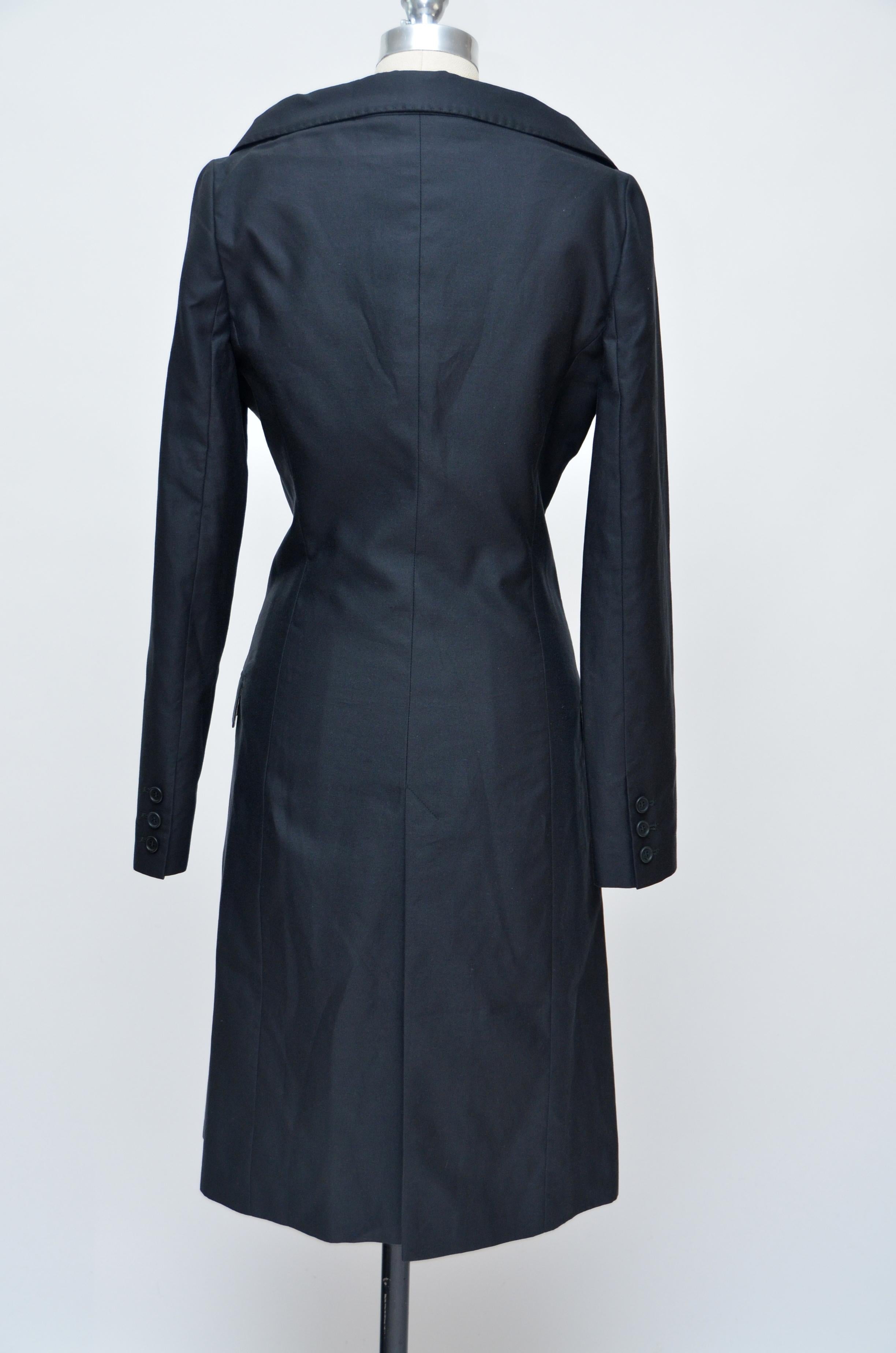 Alexander McQueen sexy coat with drop down shoulders.
Each shoulder have straps secured by buttons that can be separated and taken off.
Made in Italy.
Size 40.Photographed on mannequin size 6 US
Fabric is cotton, color black and condition like new