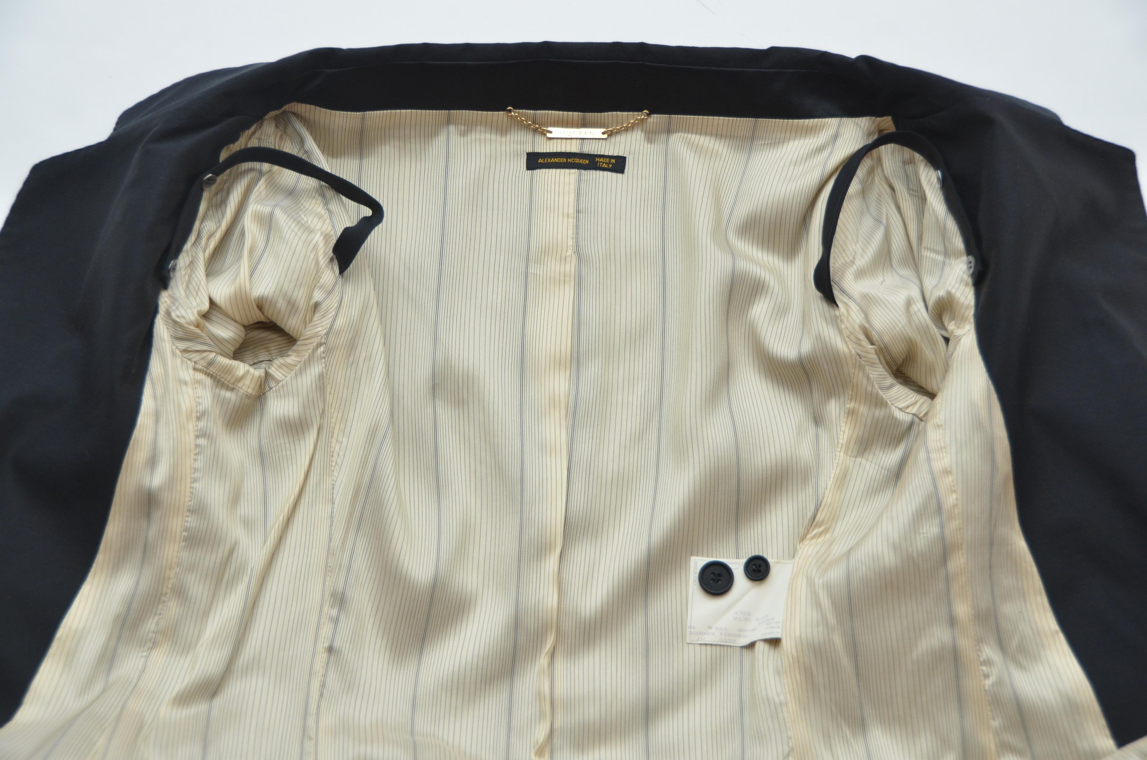 Rare Alexander McQueen  Black Coat  Drop Down Shoulders 40  Mint im Zustand „Hervorragend“ in New York, NY
