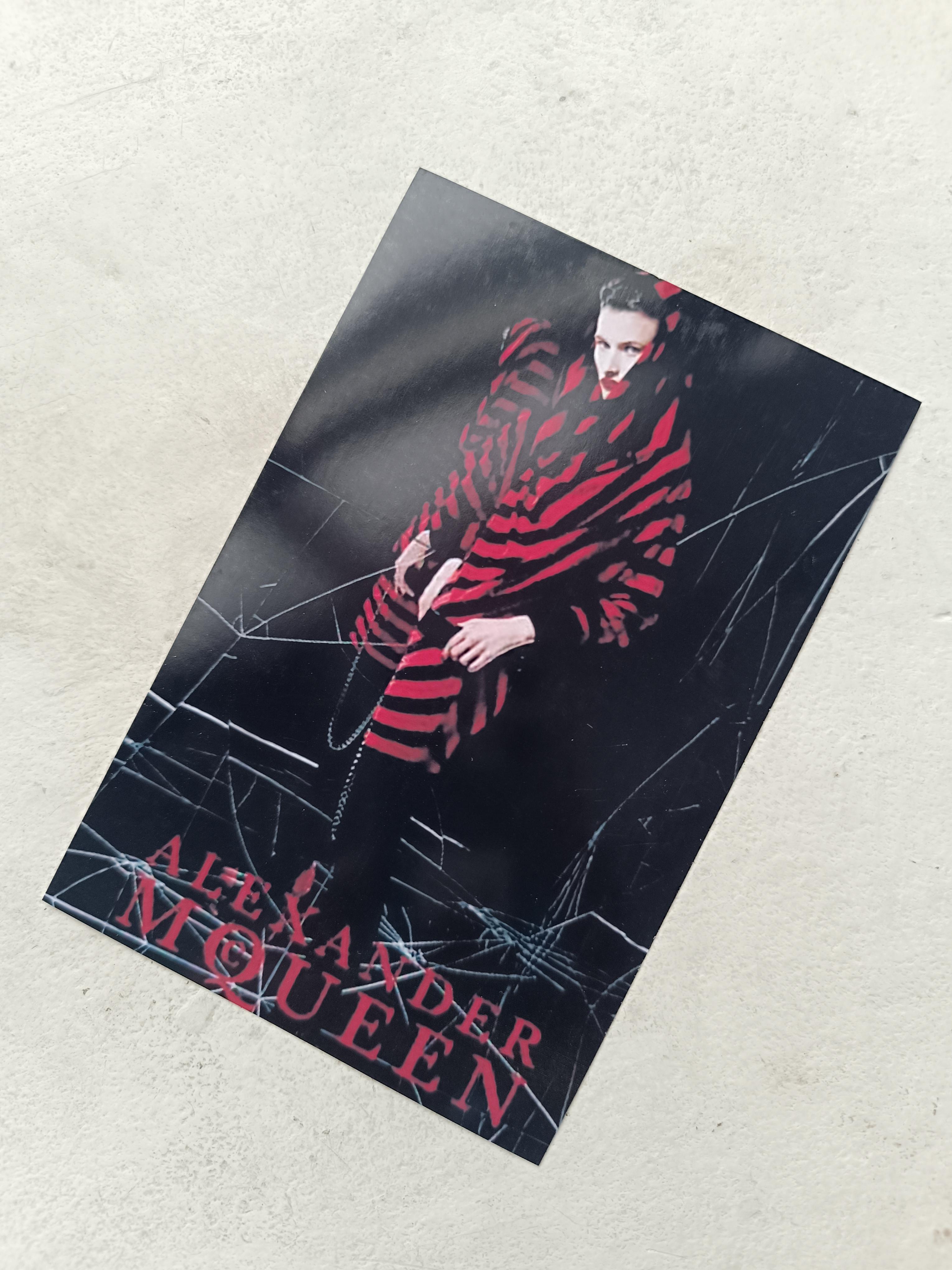 Donna A/I 2009 / 2010 Alexander McQueen vestito in lana asimmetrico rosso/nero Rihanna in vendita