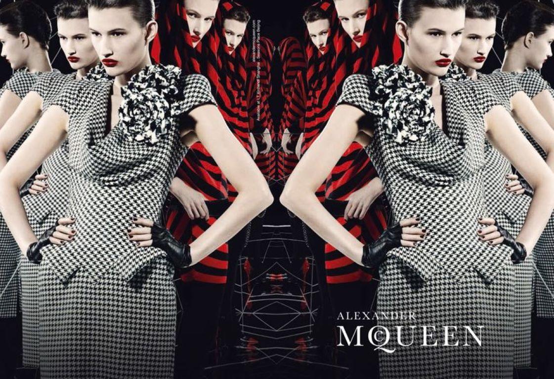 A/I 2009 / 2010 Alexander McQueen vestito in lana asimmetrico rosso/nero Rihanna In condizioni ottime in vendita a Алматинский Почтамт, KZ