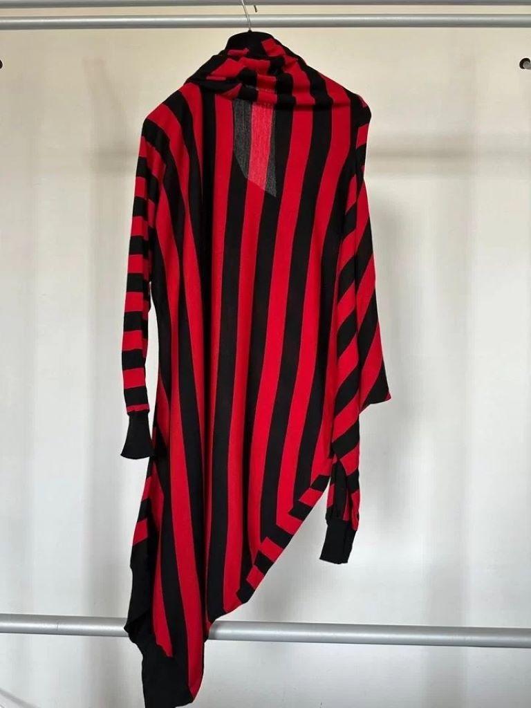 A/I 2009 / 2010 Alexander McQueen vestito in lana asimmetrico rosso/nero Rihanna in vendita 10