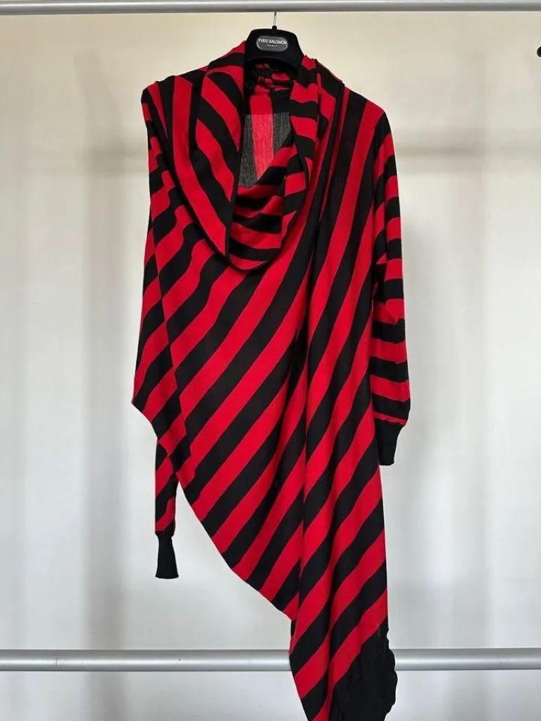 A/I 2009 / 2010 Alexander McQueen vestito in lana asimmetrico rosso/nero Rihanna in vendita 11