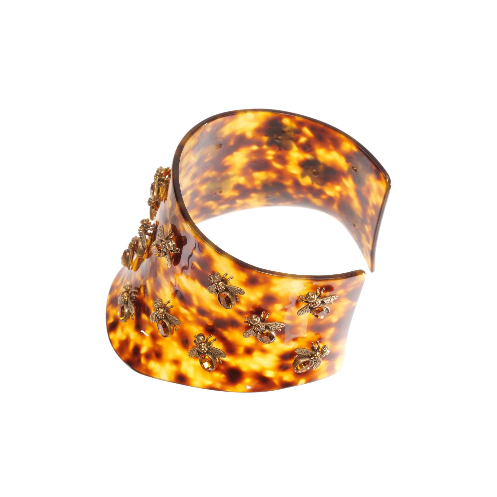 Rare 

Alexander McQueen 

Plexi Tortoise Shell Bee Choker 

Collector's item!

Circumference is 10
