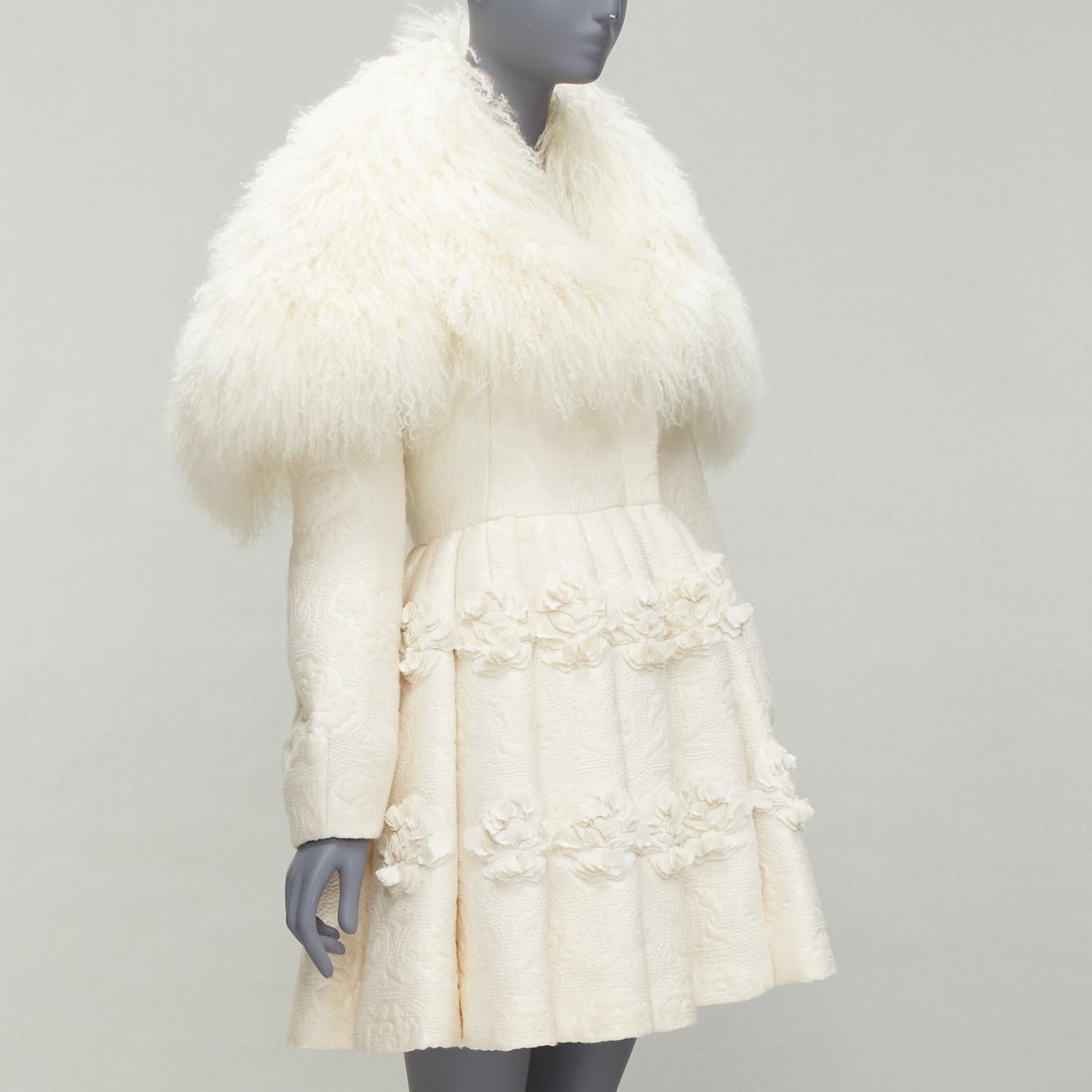 Beige ALEXANDER MCQUEEN Sarah Burton 2012 Runway robe manteau en peau de mouton IT38 XS en vente