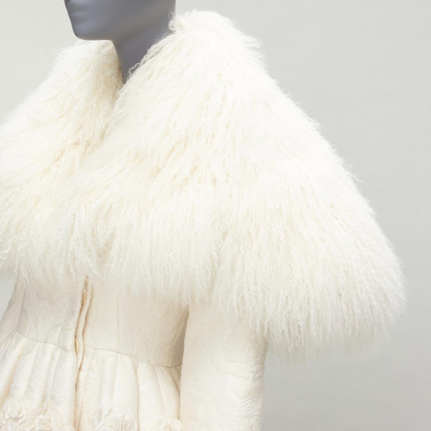ALEXANDER MCQUEEN Sarah Burton 2012 Runway robe manteau en peau de mouton IT38 XS en vente 4