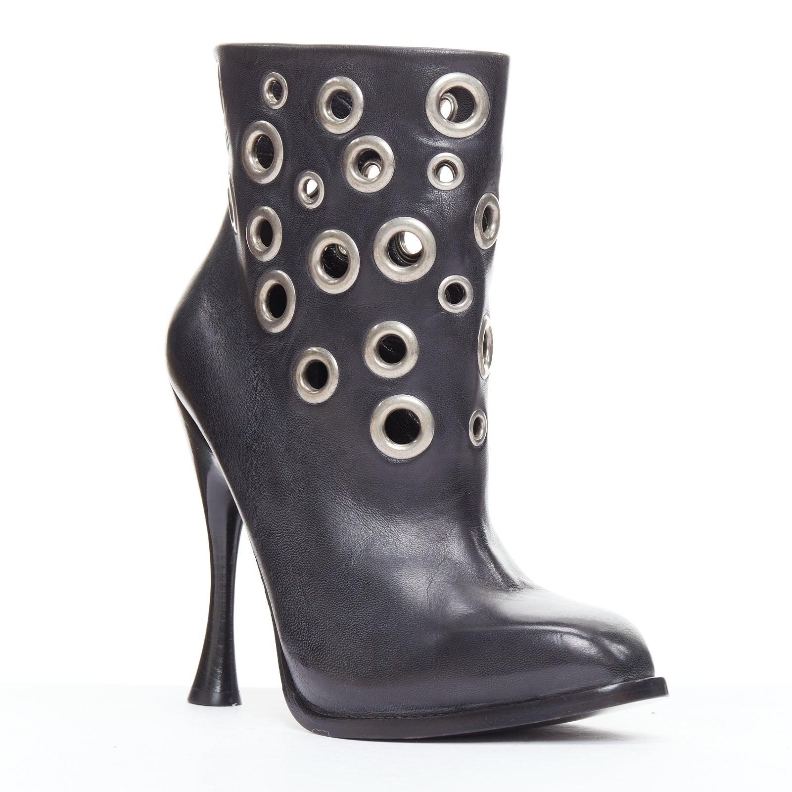 raro Alexander McQueen nero argento con borchie a rocchetto pirata stivaletti EU39
Riferimento: TGAS/E00280
Marchio: Alexander McQueen
Stilista: Lee Alexander McQueen
Materiale: Pelle
Colore: Nero, Silver
Modello: Borchiato
Chiusura: Slip On
Fodera: