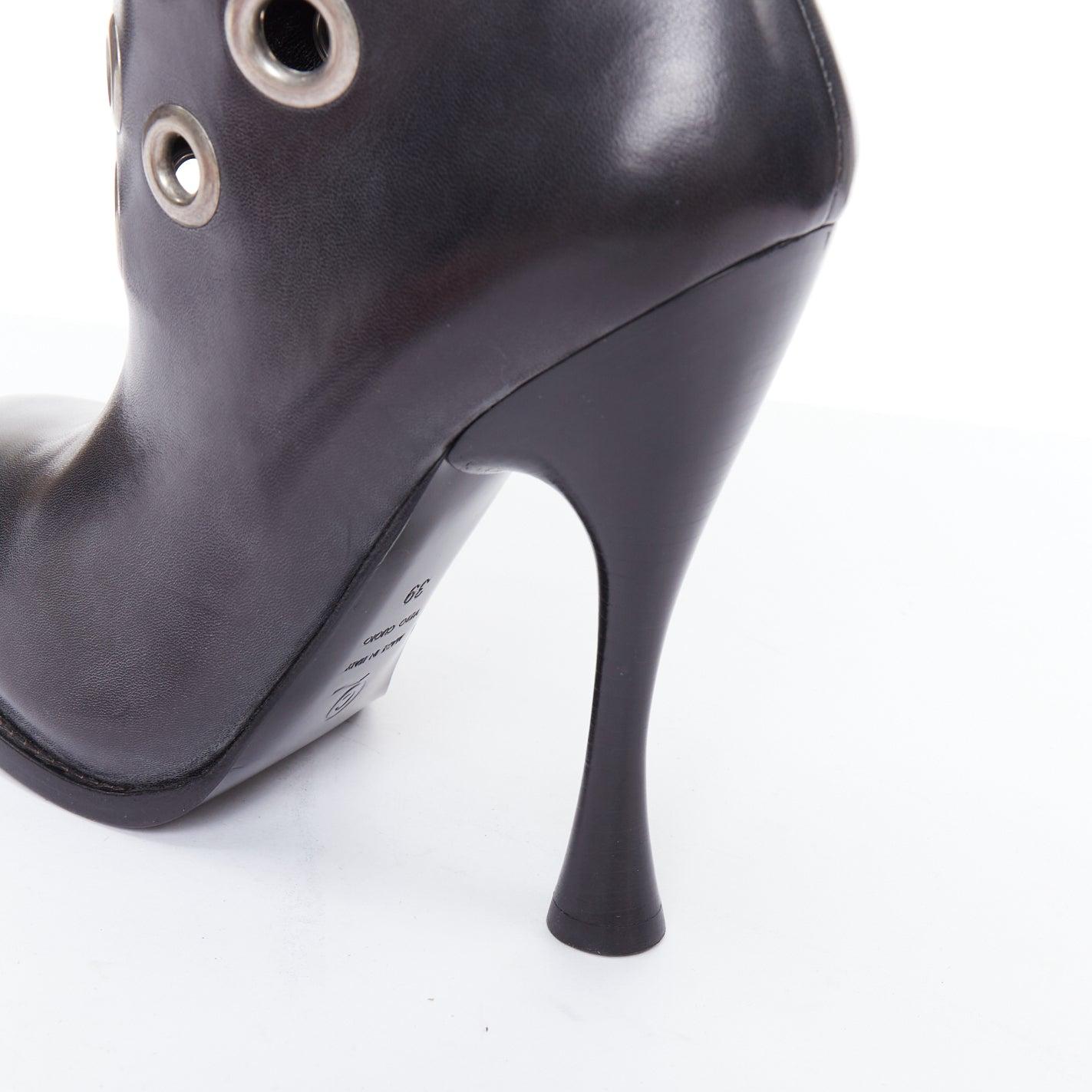 raro Alexander McQueen nero con borchie e rocchetto pirata, stivaletti EU39 in vendita 2