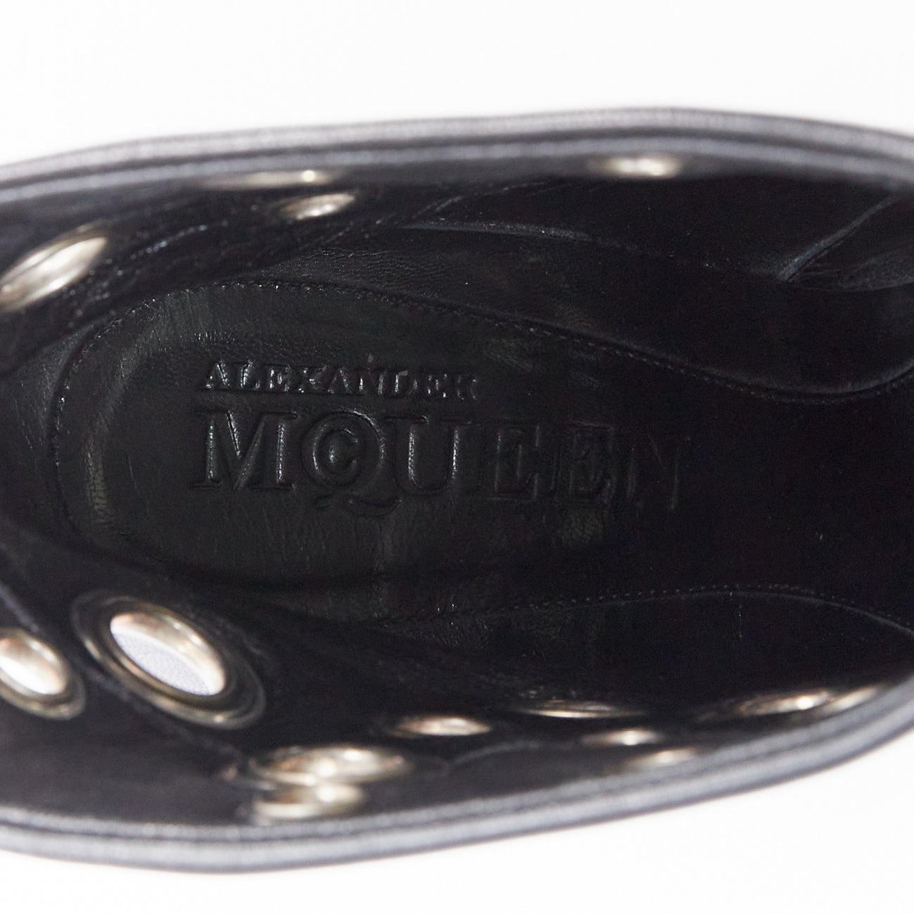 raro Alexander McQueen nero con borchie e rocchetto pirata, stivaletti EU39 in vendita 4