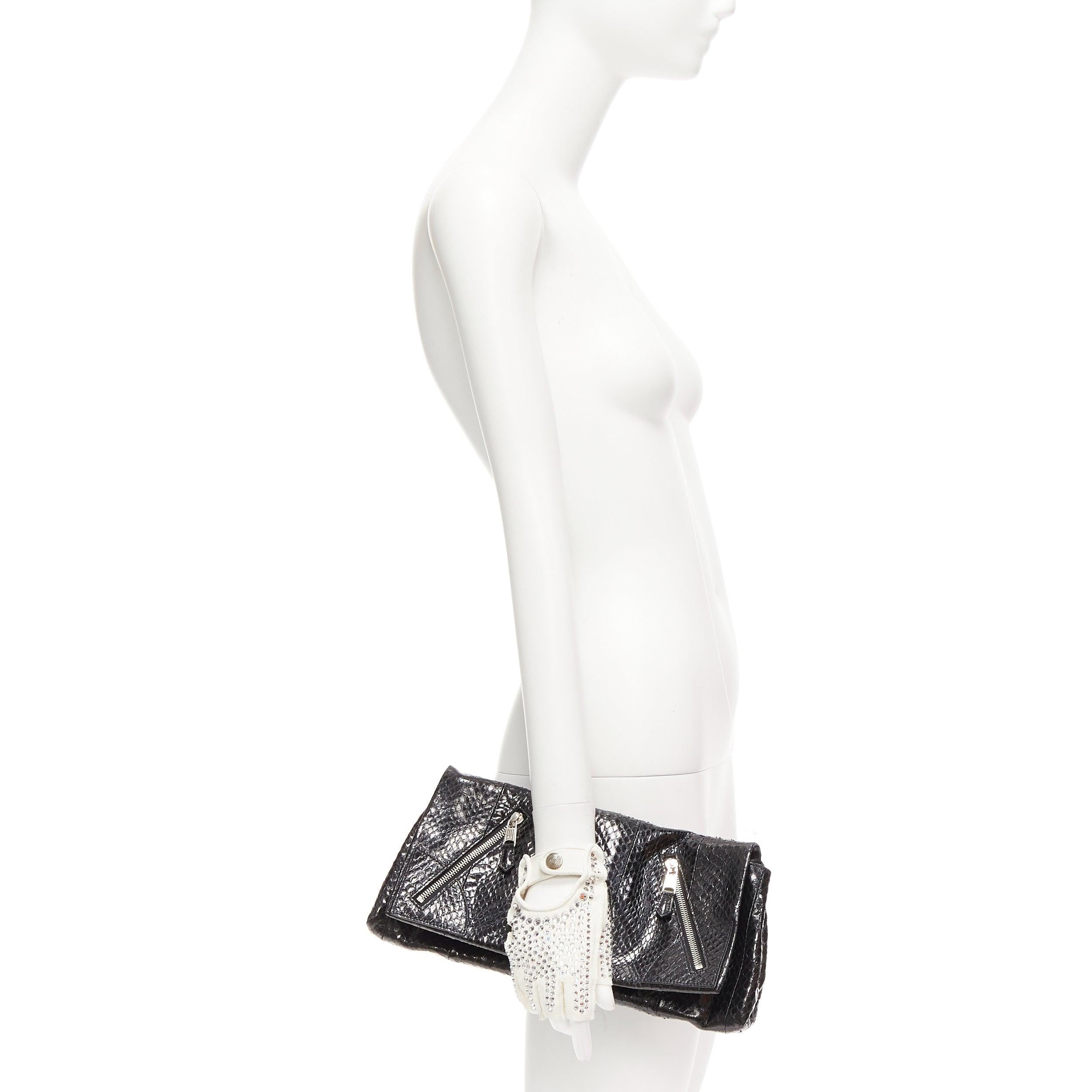 rare ALEXANDER MCQUEEN Thriller Faithful white crystal glove black scaled leather clutch bag
Reference: TGAS/D01145
Brand: Alexander McQueen
Designer: Lee Alexander McQueen
Model: Faithful
Material: Leather
Color: Black, White
Pattern:
