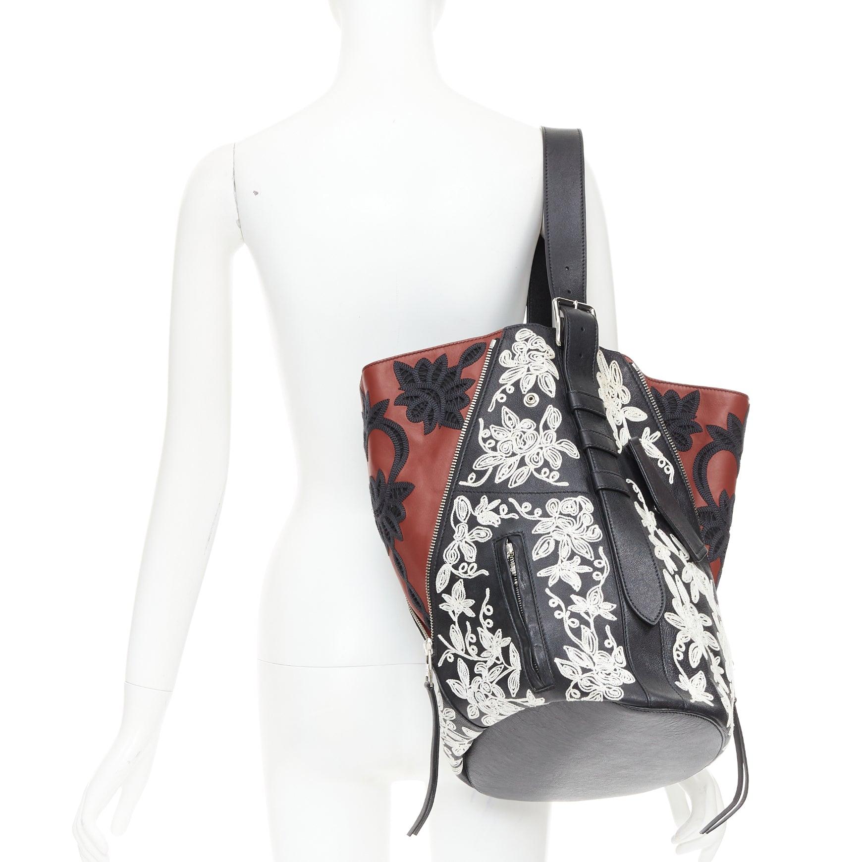 rare ALEXANDER MCQUEEN black white floral embroidered red plaid biker zip hobo bag
Reference: TGAS/F00200
Brand: Alexander McQueen
Designer: Sarah Burton
Material: Leather
Color: Black, Red
Pattern: Floral
Closure: Zip
Lining: Black Fabric
Extra