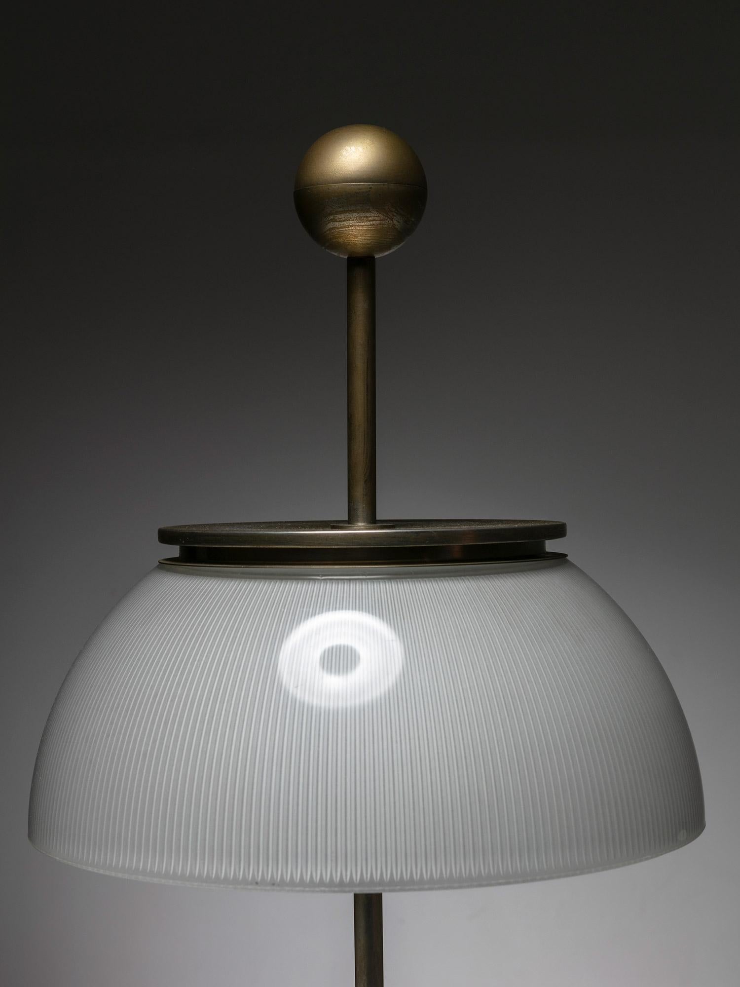 Seltene Tischlampe „Alfa“ aus Glas, Holzsockel, von Mazza für Artemide, Italien, 1960er Jahre im Zustand „Gut“ im Angebot in Milan, IT