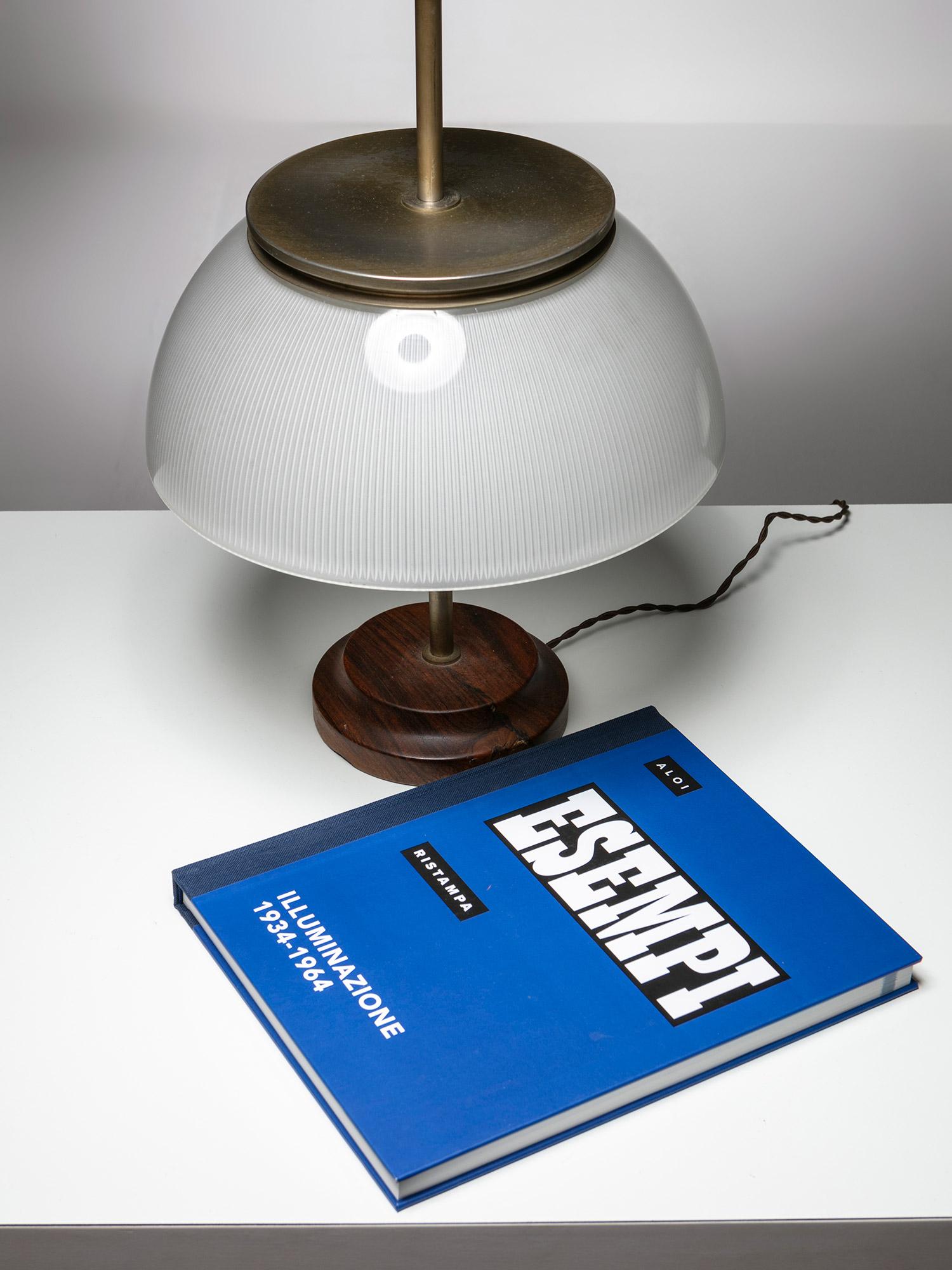 Seltene Tischlampe „Alfa“ aus Glas, Holzsockel, von Mazza für Artemide, Italien, 1960er Jahre im Angebot 2