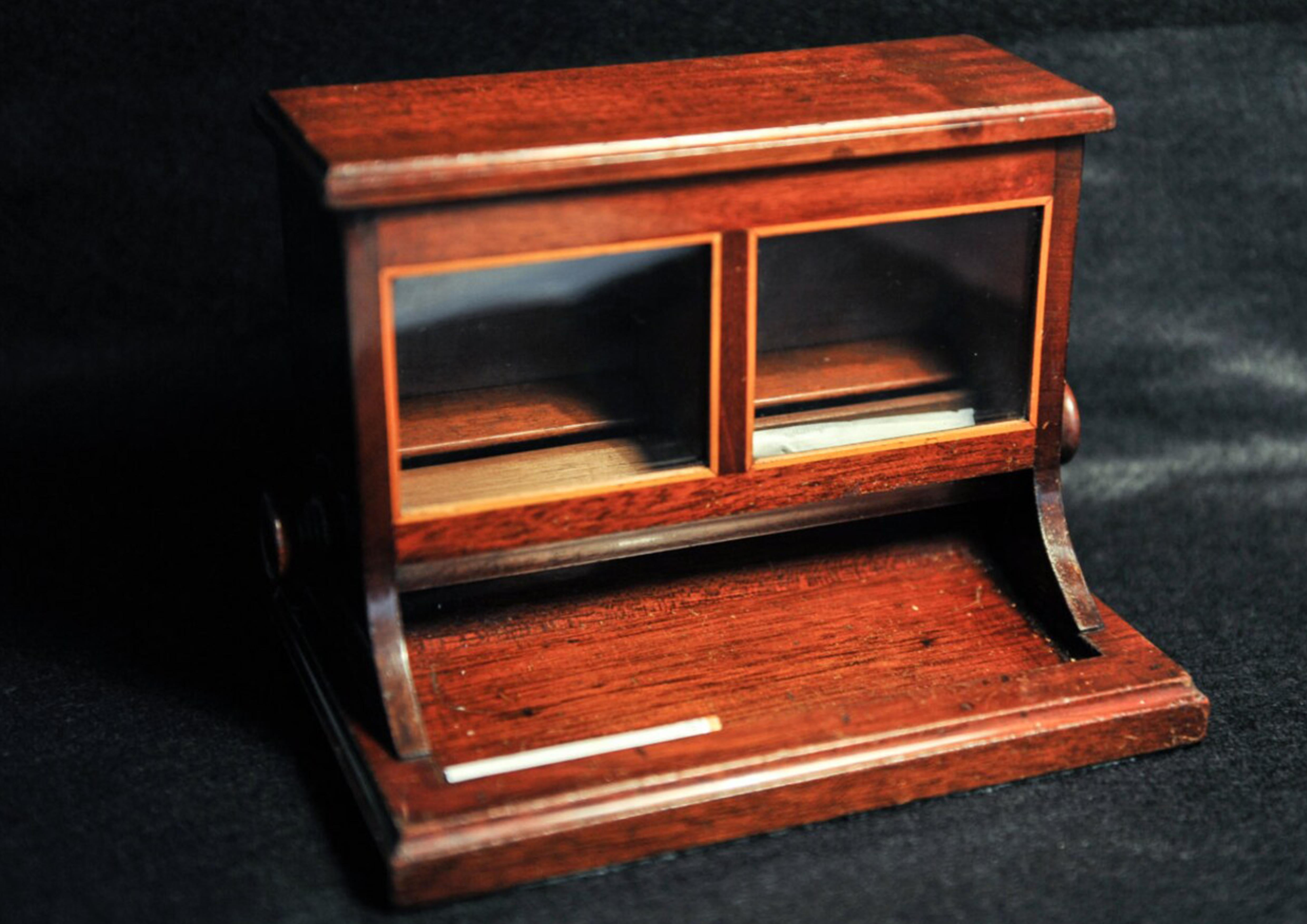 Seltener Alfred Dunhill-Zigarettenbecher aus Mahagoni und Glas – 1920er Jahre  (20. Jahrhundert)