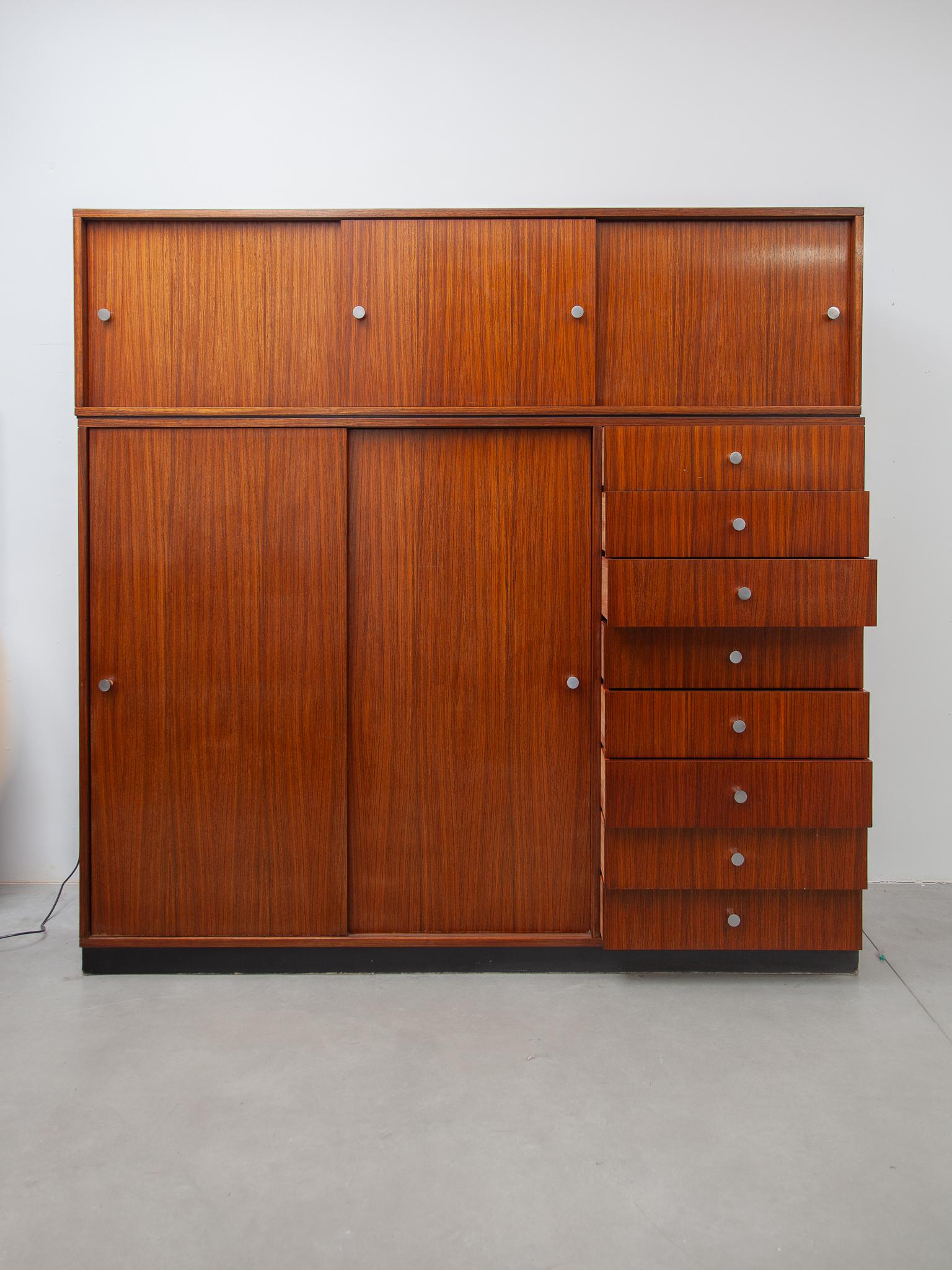 Rare Alfred Hendrickx Wardrobe with Eight Drawers 1960, Belform, Belgium  In Good Condition For Sale In Antwerp, BE